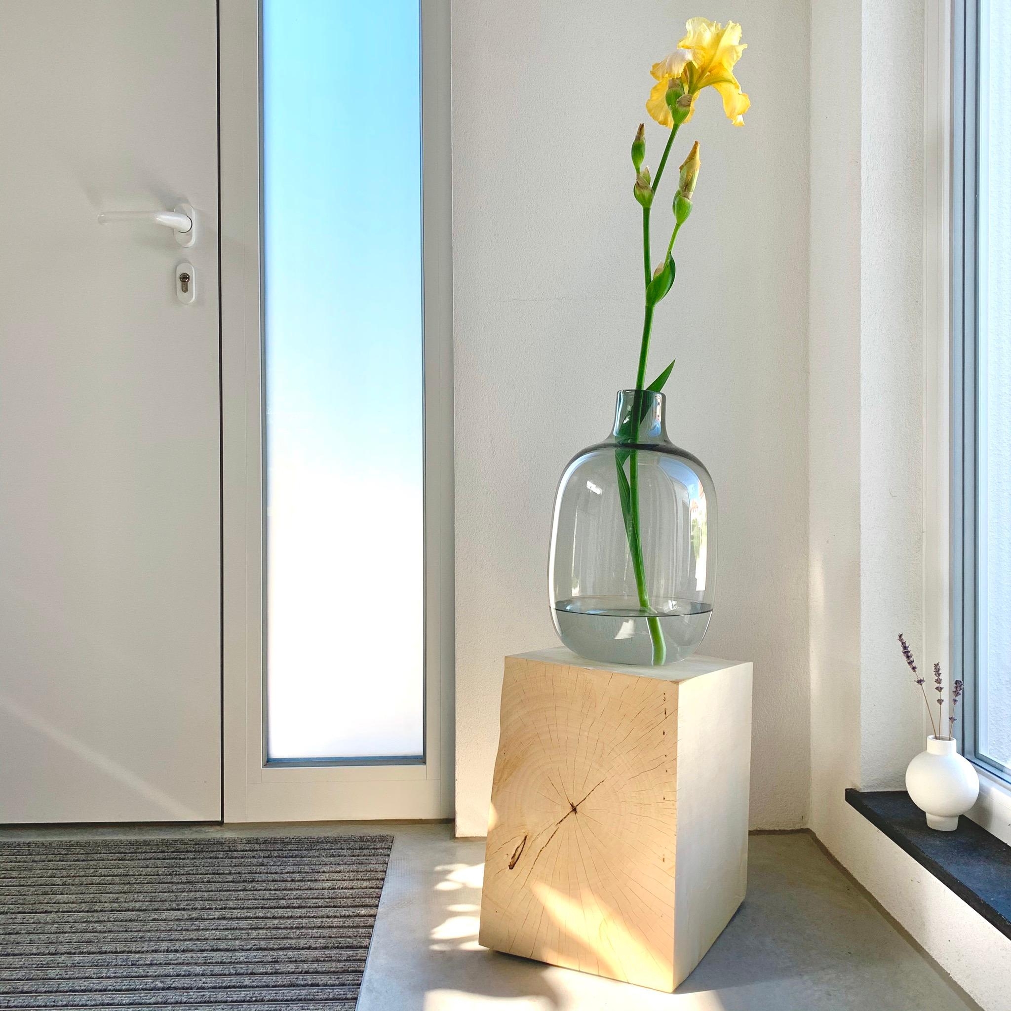 Unser neuer Holzwürfel ist fertig und schmückt nun mit frischen Blumen unseren Eingangsbereich. #Blumendeko #diy