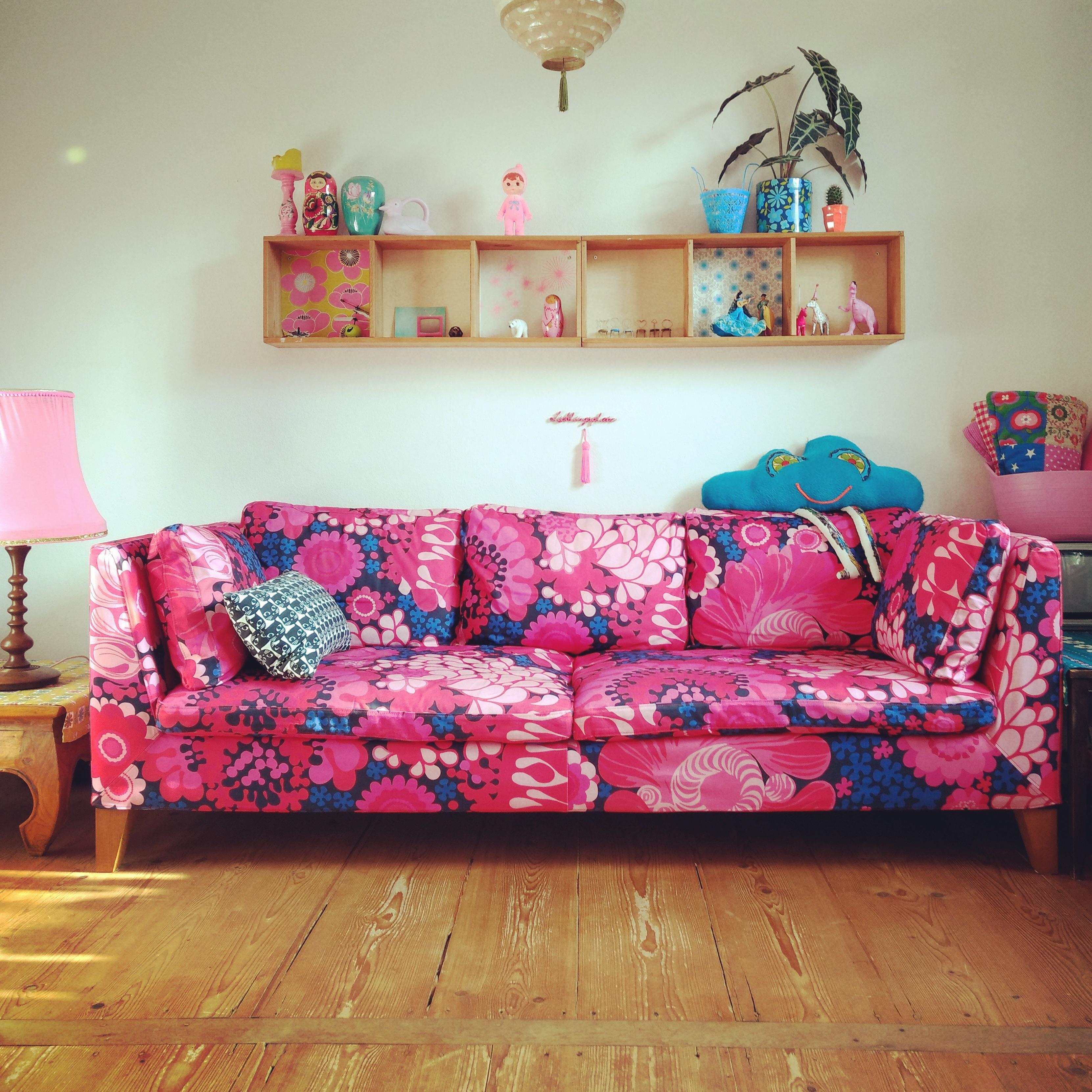 Unser "neues" Ikea Sofa mit einem blumigen Bezug von Bemz Design. Und noch eine Portion Sonne dazu✨
#couchstyle