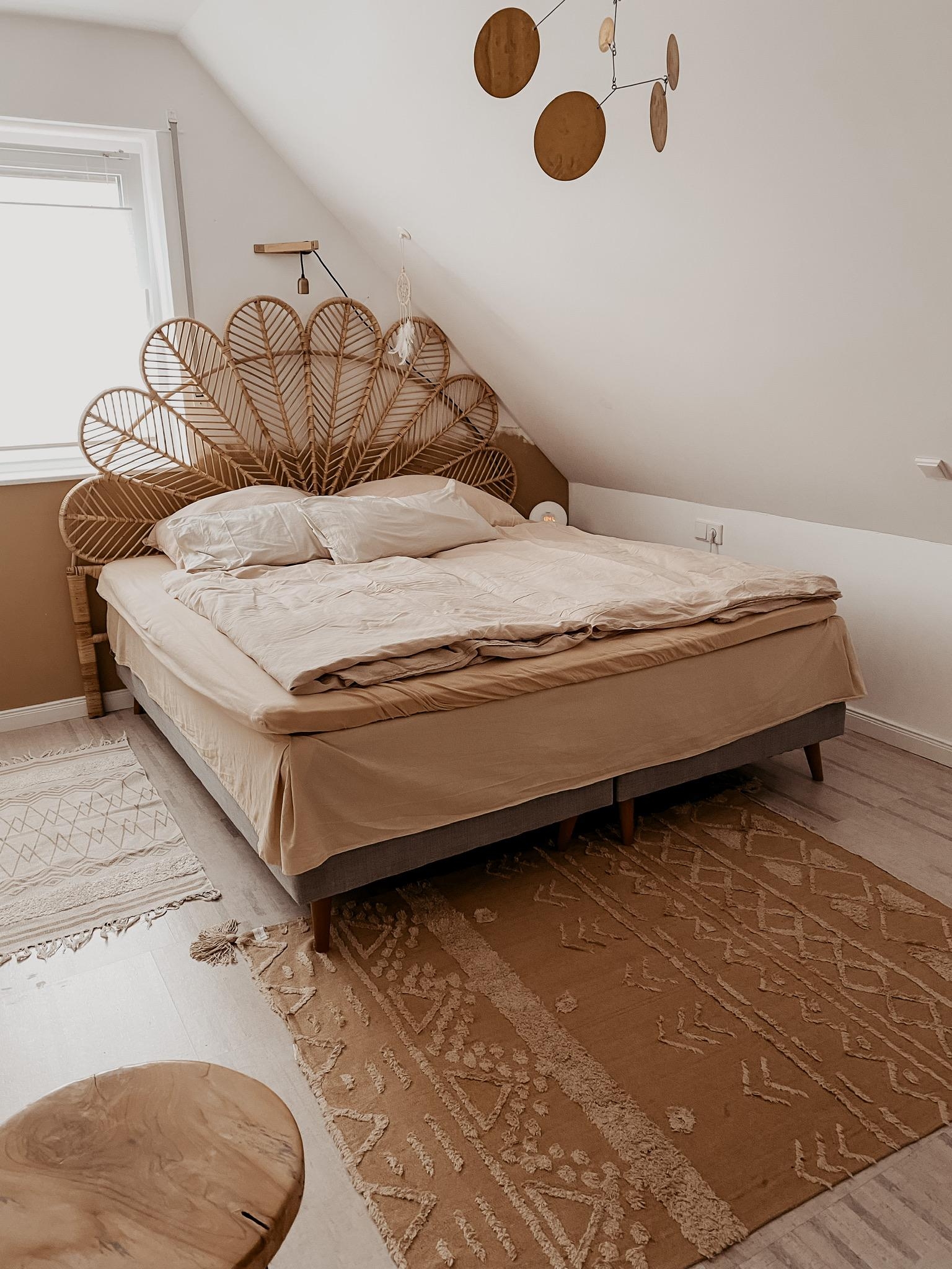 Unser neues Schlafzimmer verträgt noch etwas Farbe, oder? Kalkitir? 
#schlafzimmer #rattan #rattankopfteil #messing