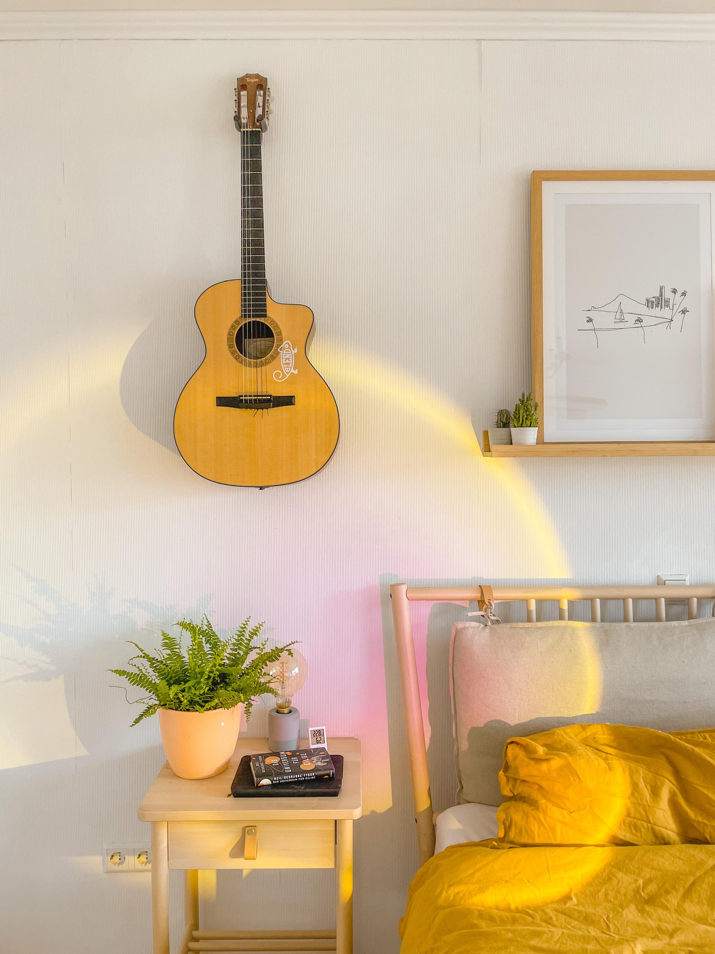 Unser neues #sunset Licht tut sich gut in unserem #Schlafzimmer <3 #pink #gelb #gitarre #bett