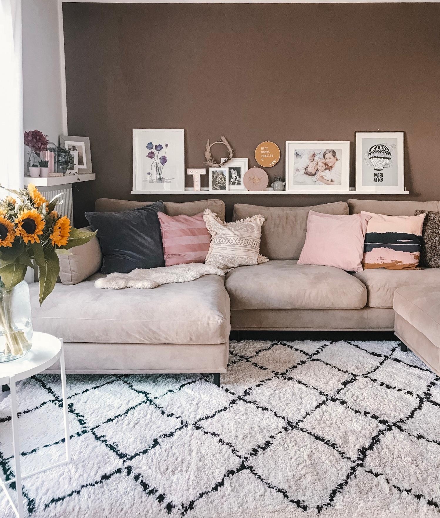 Unser neues Wohnzimmer mit der Couch „Carmen“ #livingchallenge #wohnzimmergestaltung #couch #wanddekoration #wandfarbe 