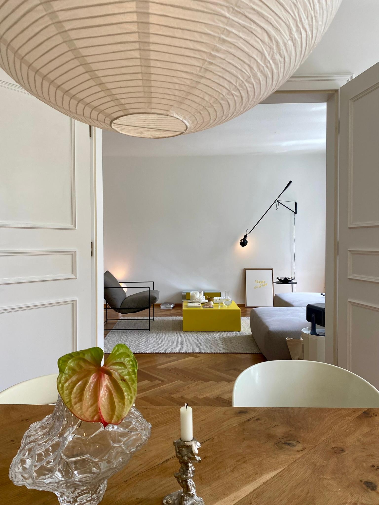 Unser offener Blick ins Wohnzimmer. Hach, ich liebe Altbau. Die weißen Flügeltüren bringen so viel Charme in unser Zuhause! #altbauliebe 😍