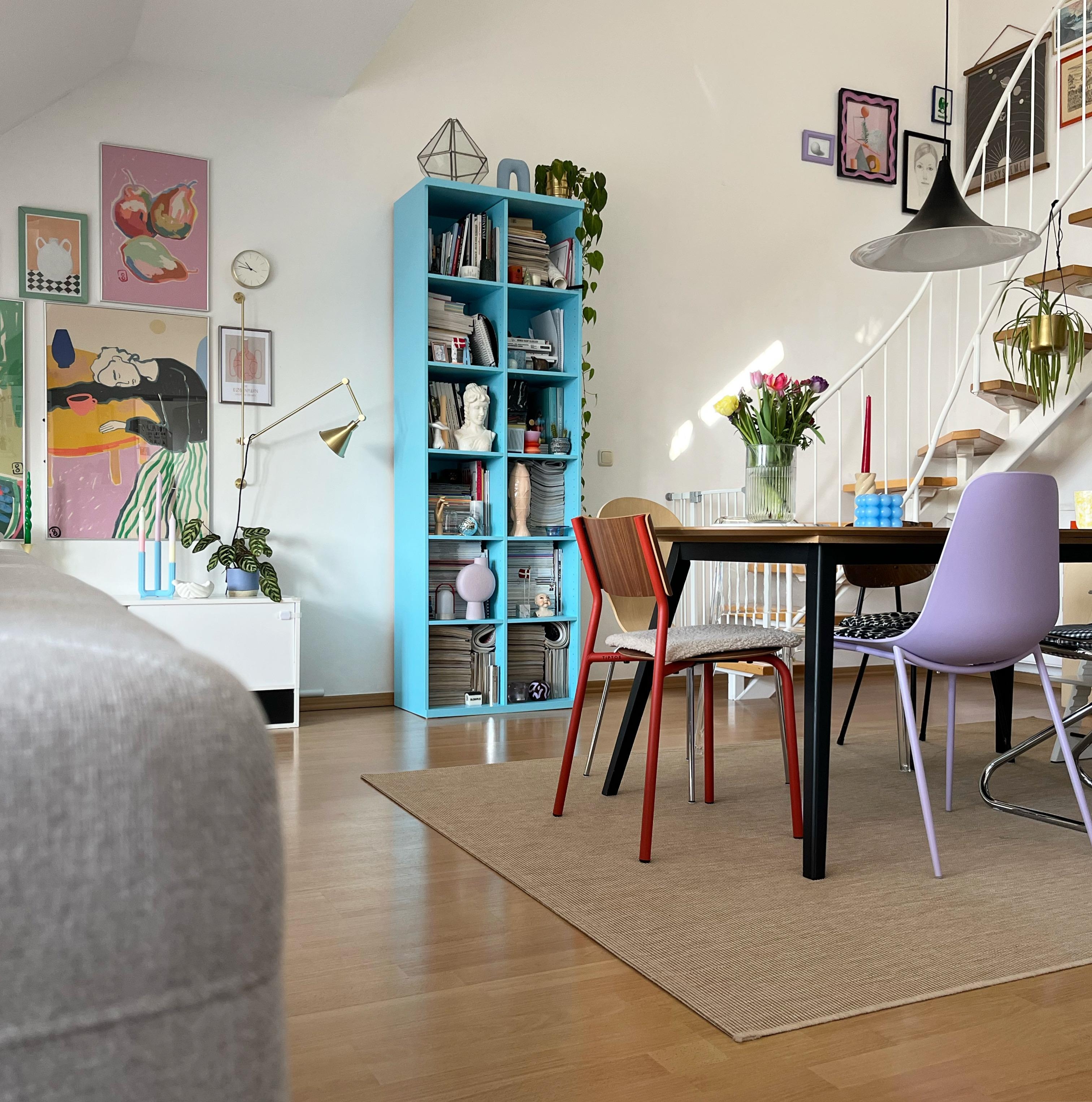 Unser offener Wohnbereich 💙
#colourfulhome #livingroom #wohnzimmer #esstisch #wohntraum #interiorlove #maisonette 