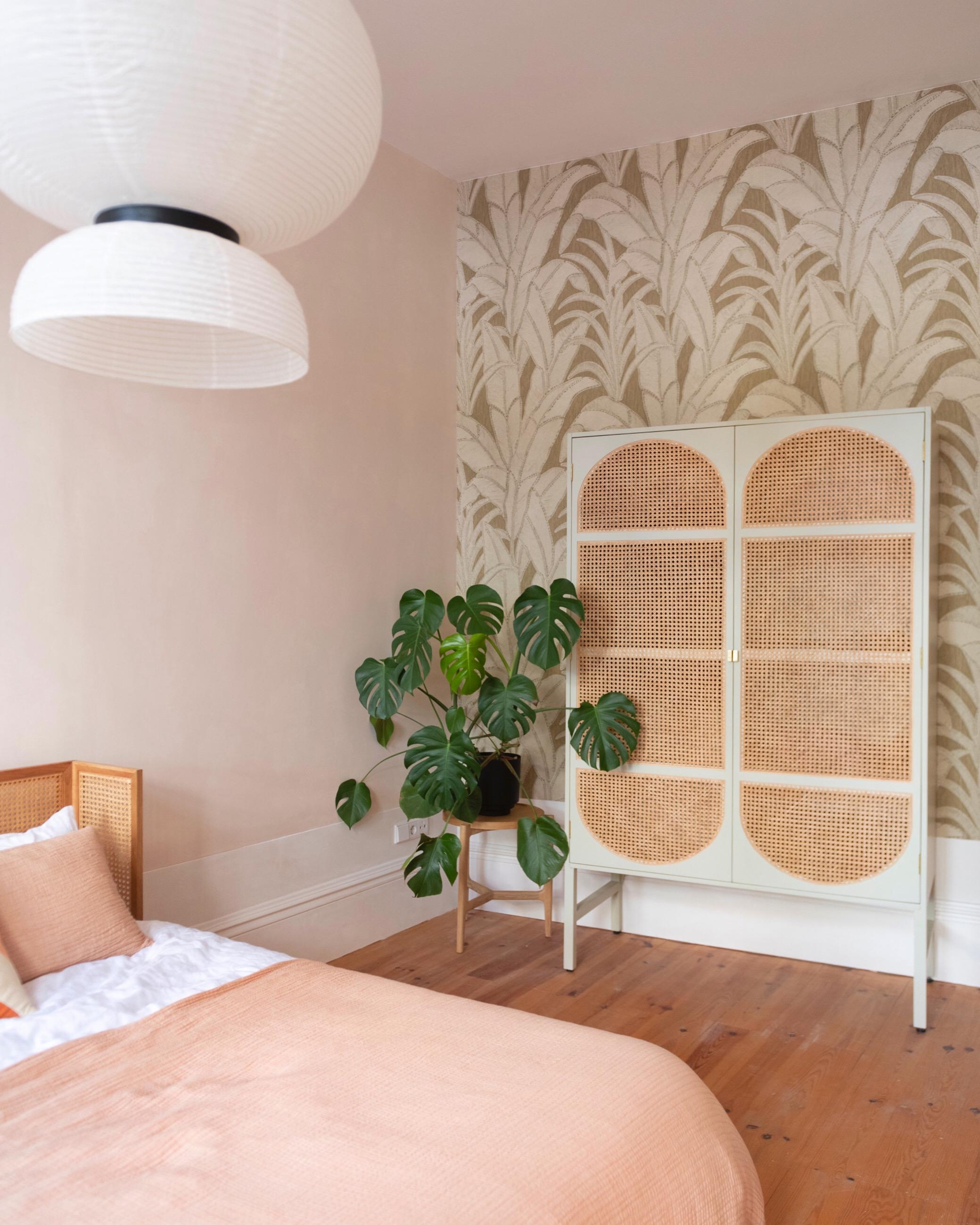 Unser portugiesisches Schlafzimmer mit Dschungeltapete 🌿
#schlafzimmer #rattan #tapete