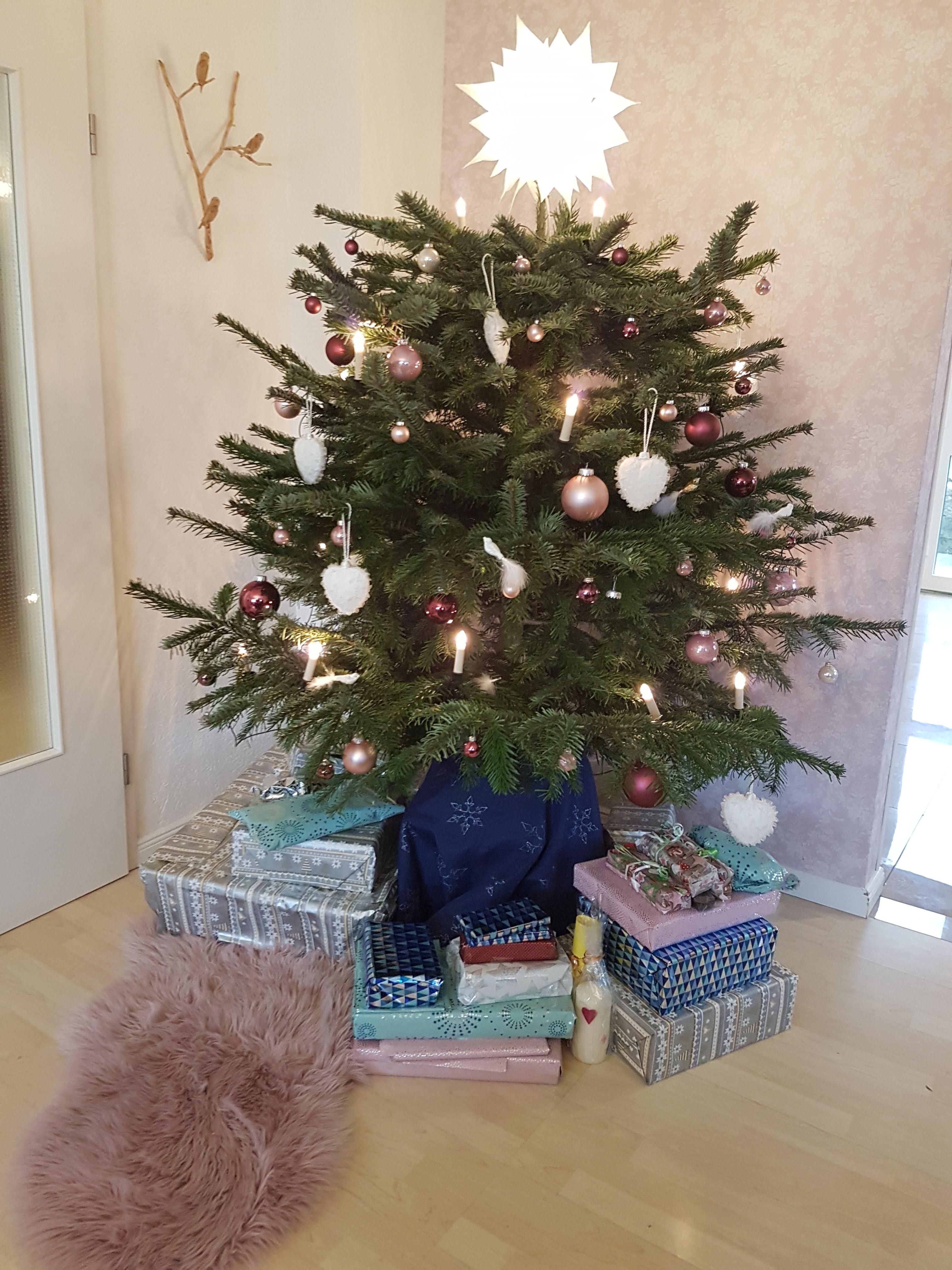 Unser romantisch-verspielter Weihnachtsbaum mit den Geschenken. 