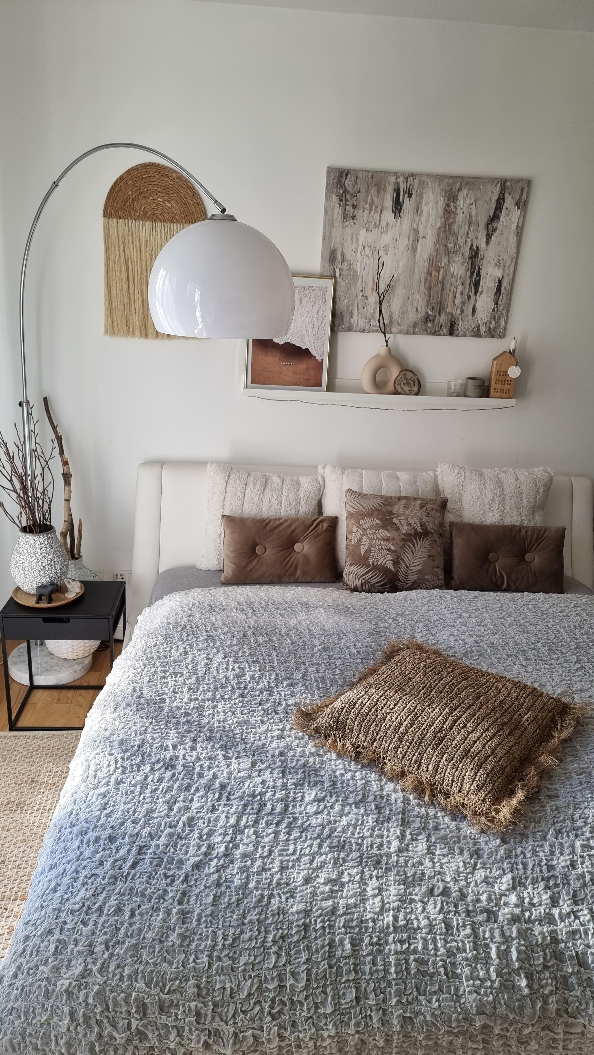 Unser Ruhe-Raum.
#schlafzimmerideen #homeinspo #bohohousedecor #wohnraumliebe #schönerwohnen #couchmagazin 
