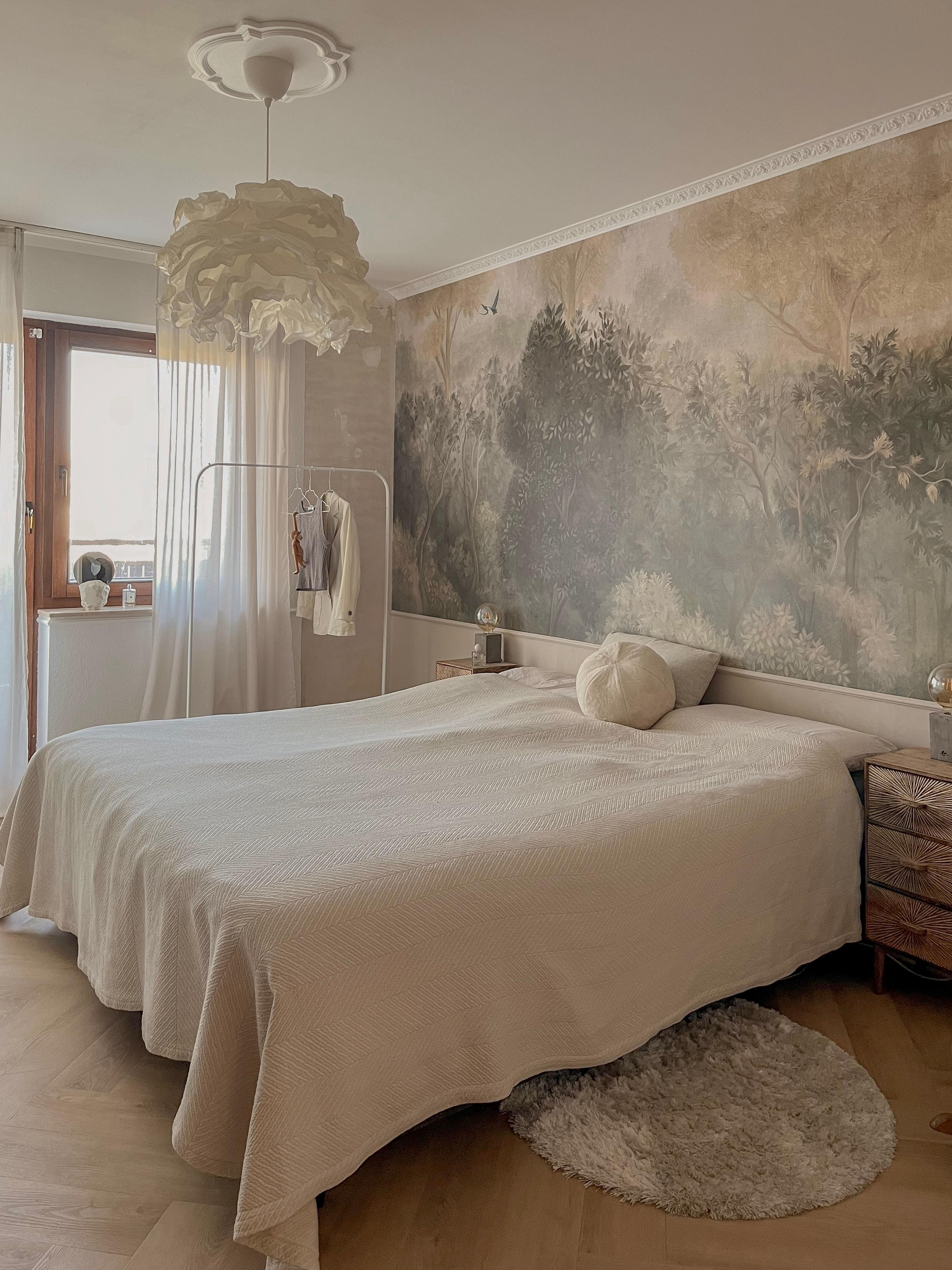 Unser Schlafzimmer Makeover mit neuer Tapete 🌳 #fototapete #tapete #schlafzimmer #tagesdecke #lampe #bett 