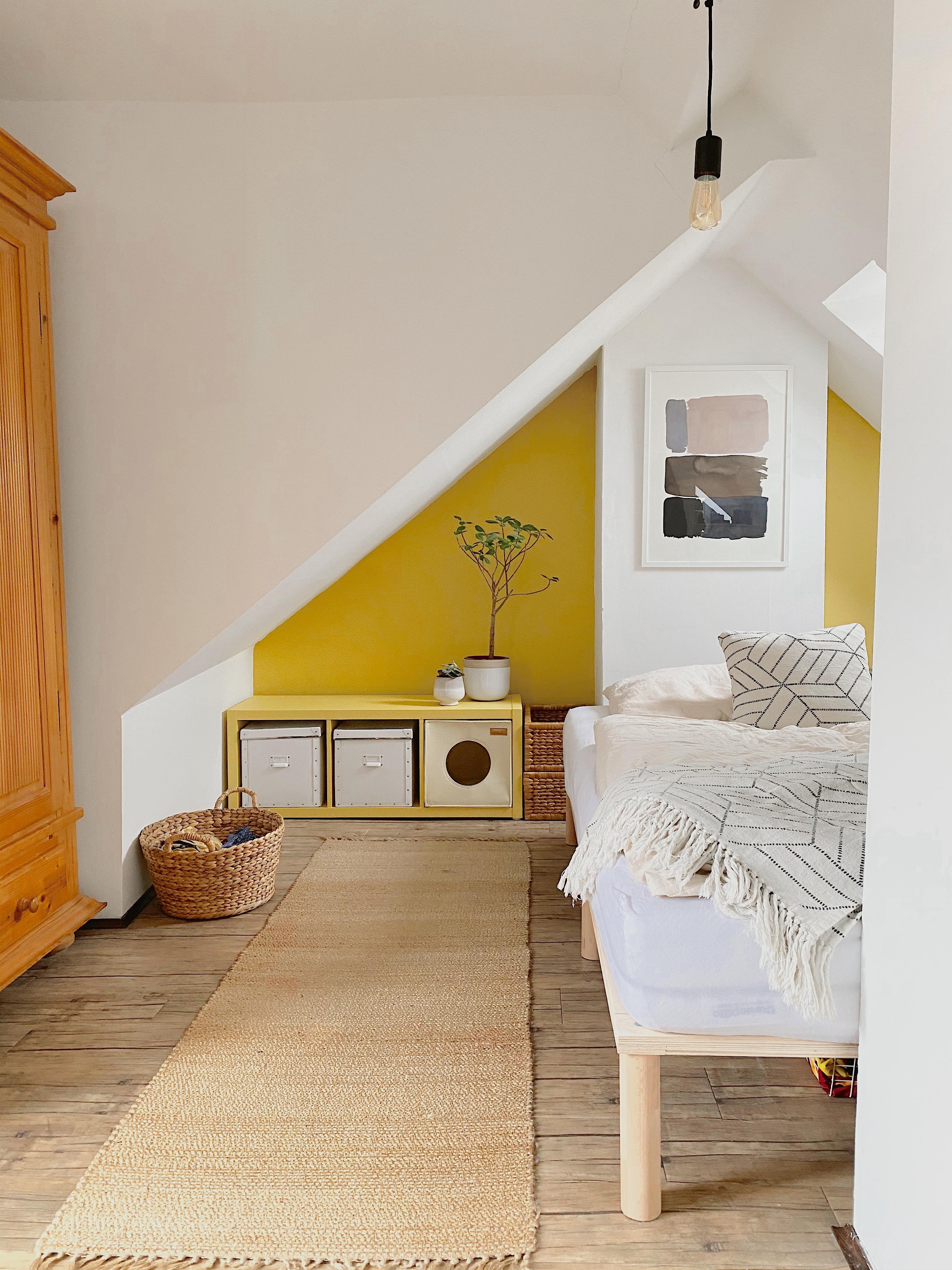 Unser Schlafzimmer unterm Dach. Fühlt sich dank der Schrägen und dem gelb, immer wie im Urlaub an!
#summer #iamready