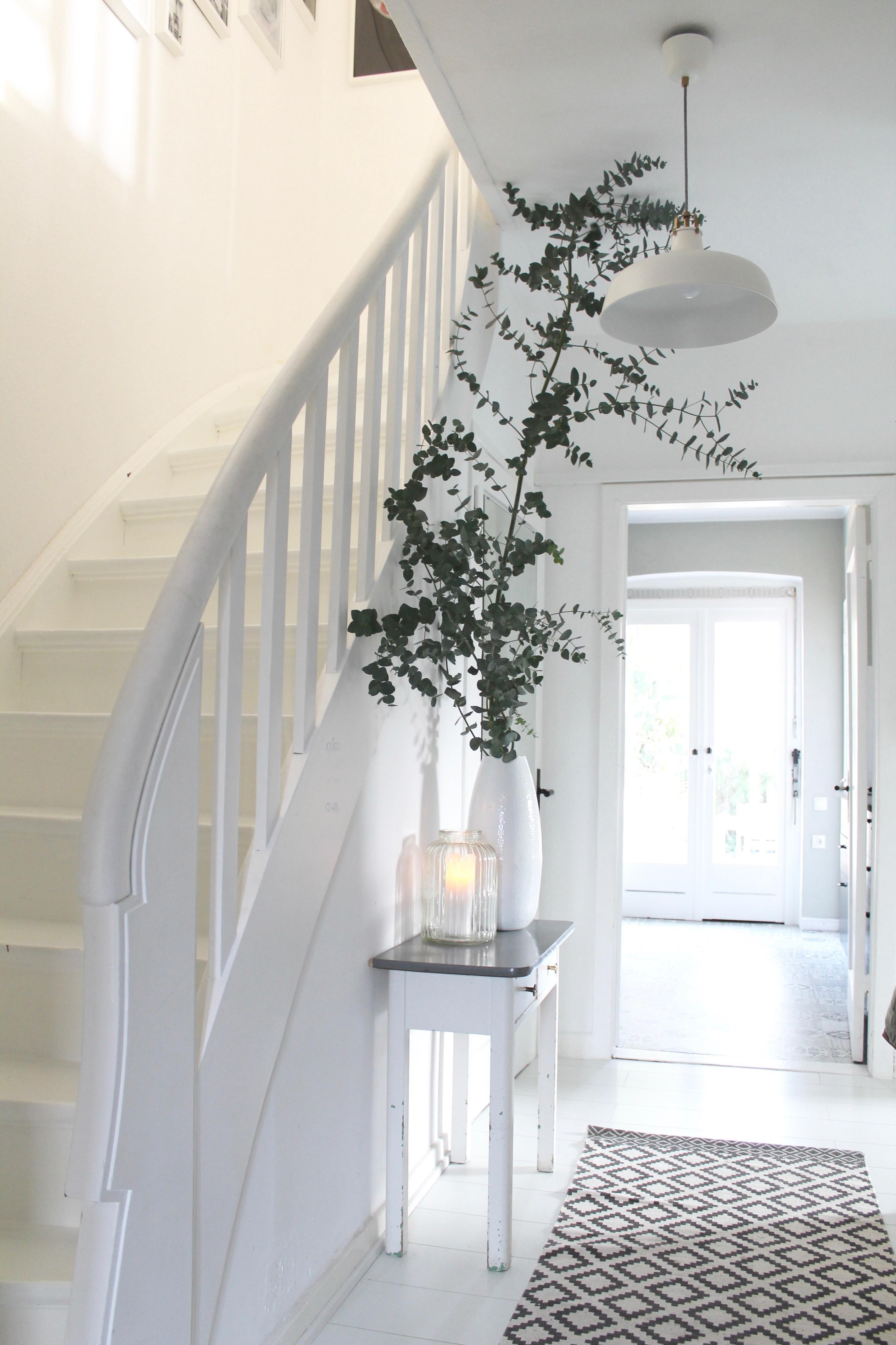 Unser schmaler kleiner Flur
#stairway#white#Doppelhaushälfte