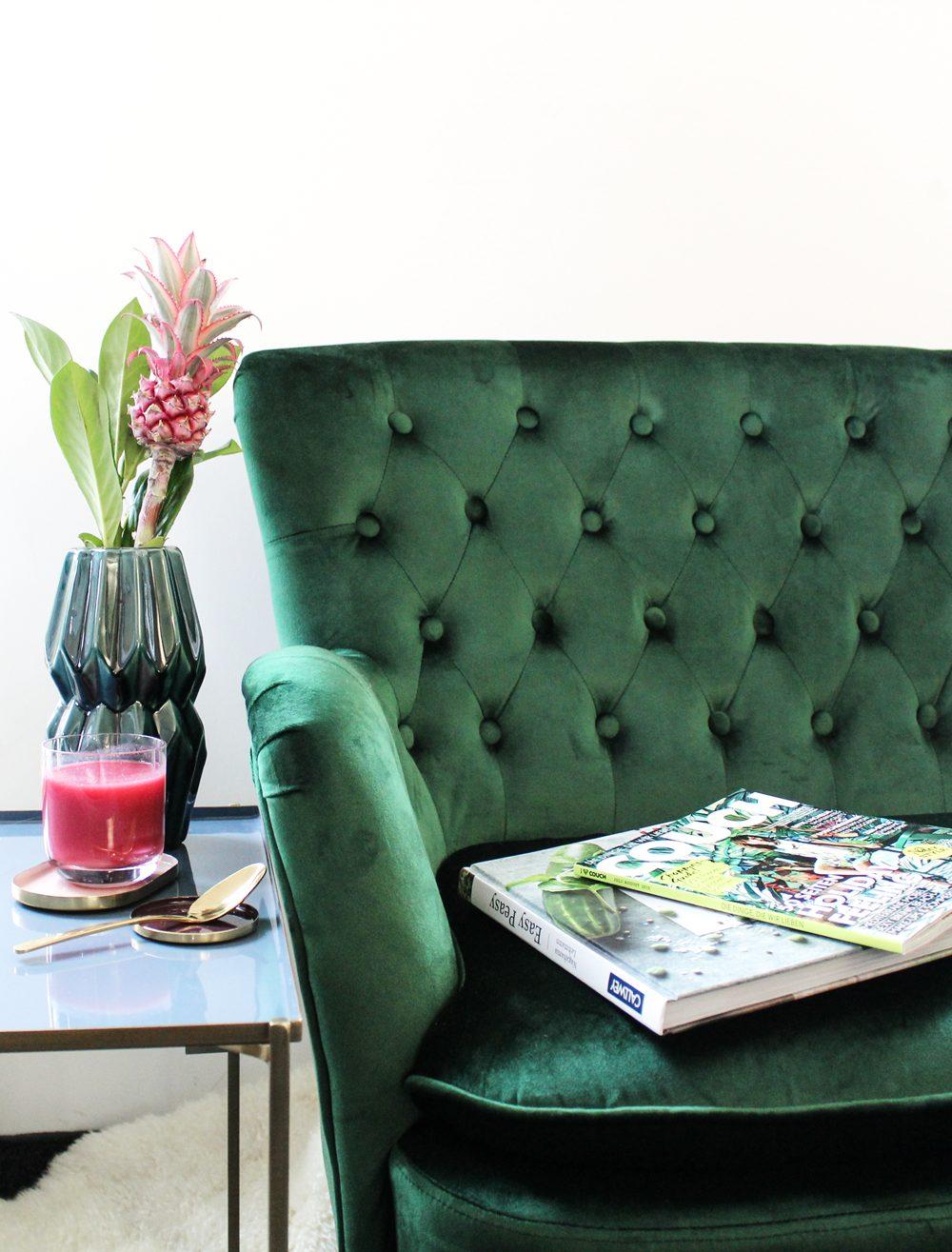 Unser schmuckes grünes #Samt #Sofa.💚
#couchliebt #interior #wohnzimmer #inspiration #blumen #cozy #einrichtung