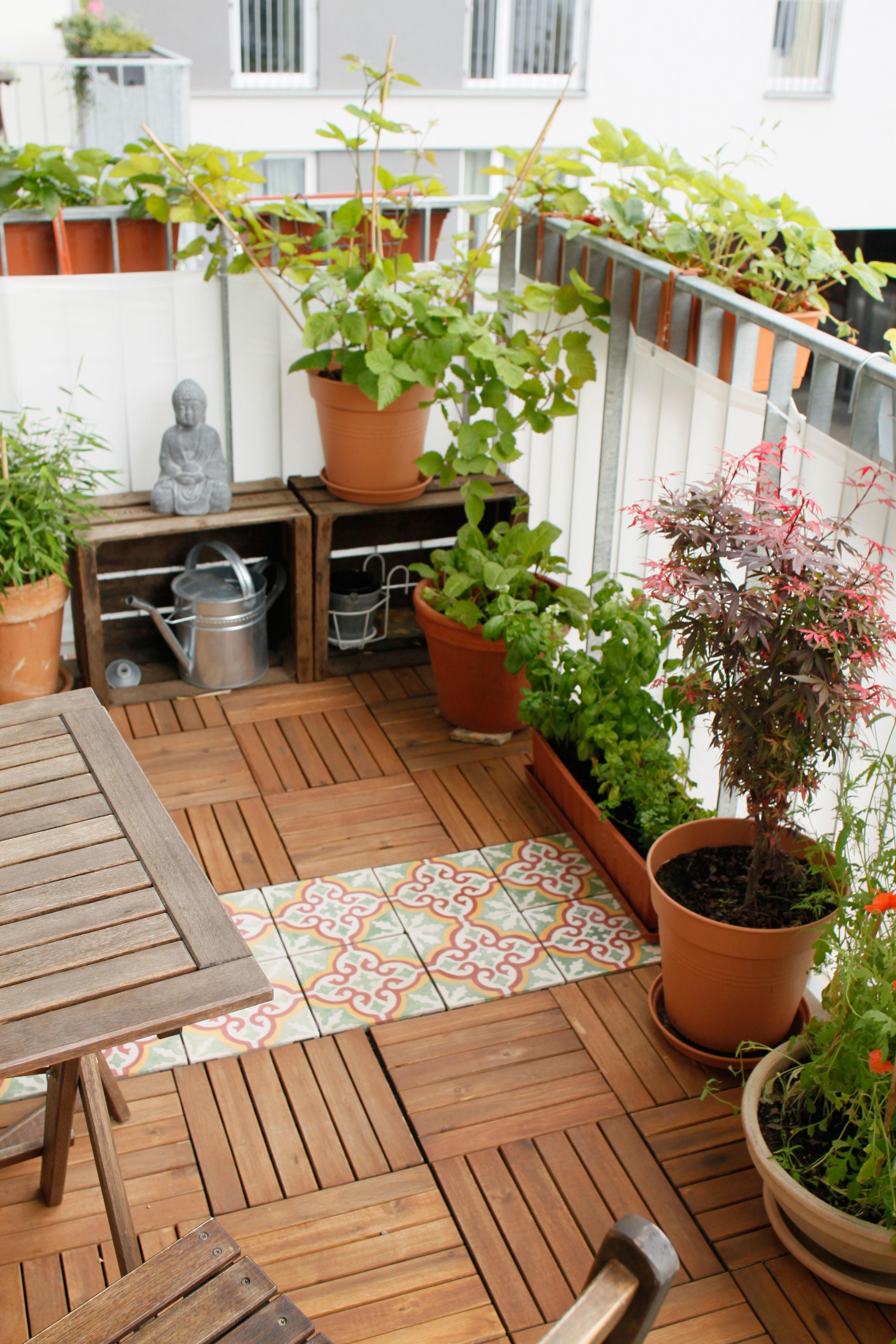 Unser sonniges Plätzchen im Grünen #balkon #urbanjungle #balkonfliesen