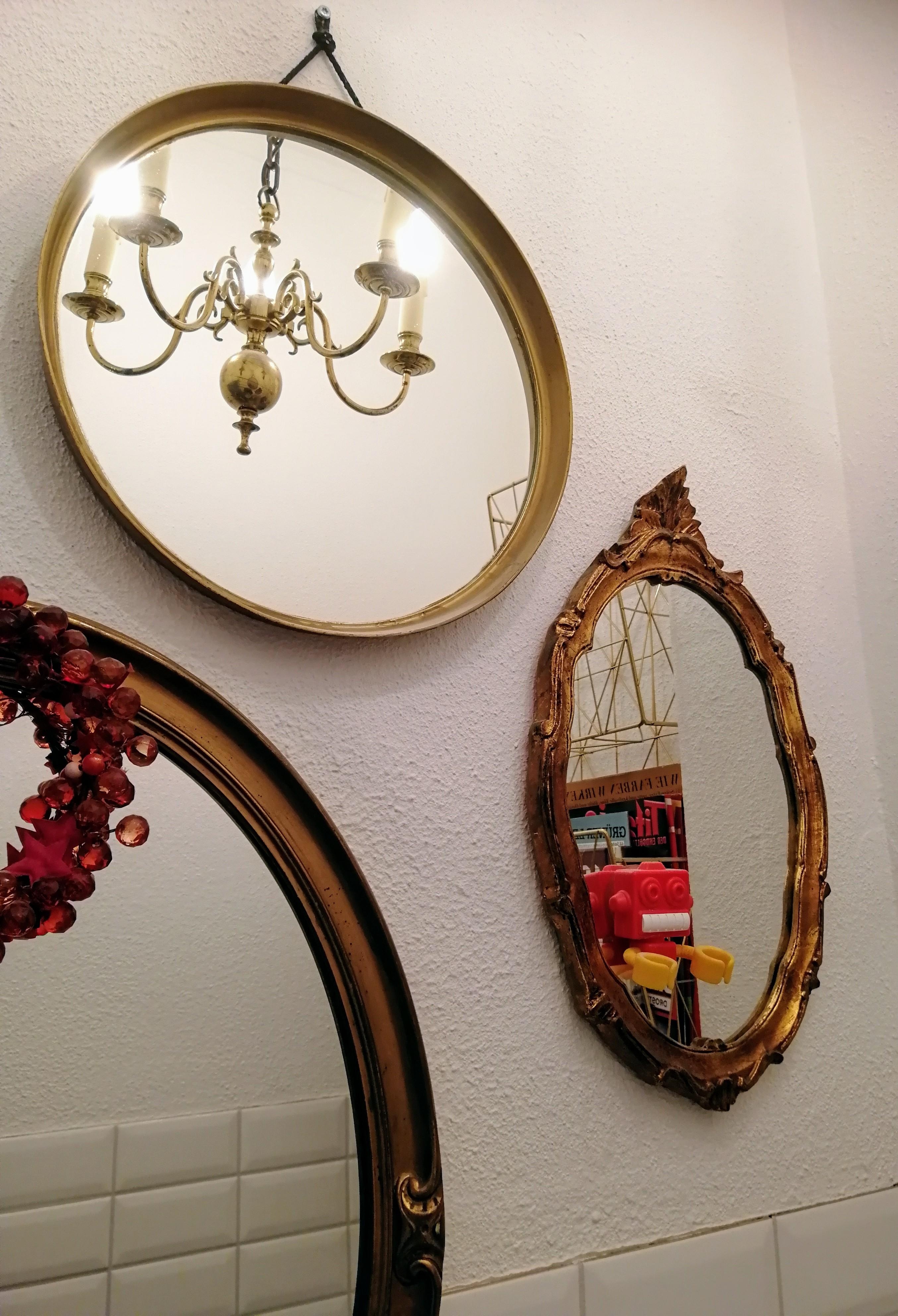 Unser #spiegelkabinett auf dem #gästeklo... #badezimmerfliesen #deko #vintage #lampe