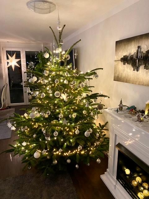 Unser Tannenbaum steht dieses Jahr schon. Silber und Weiß! #tannenbaum #christbaumkugeln #weihnachtsdeko 