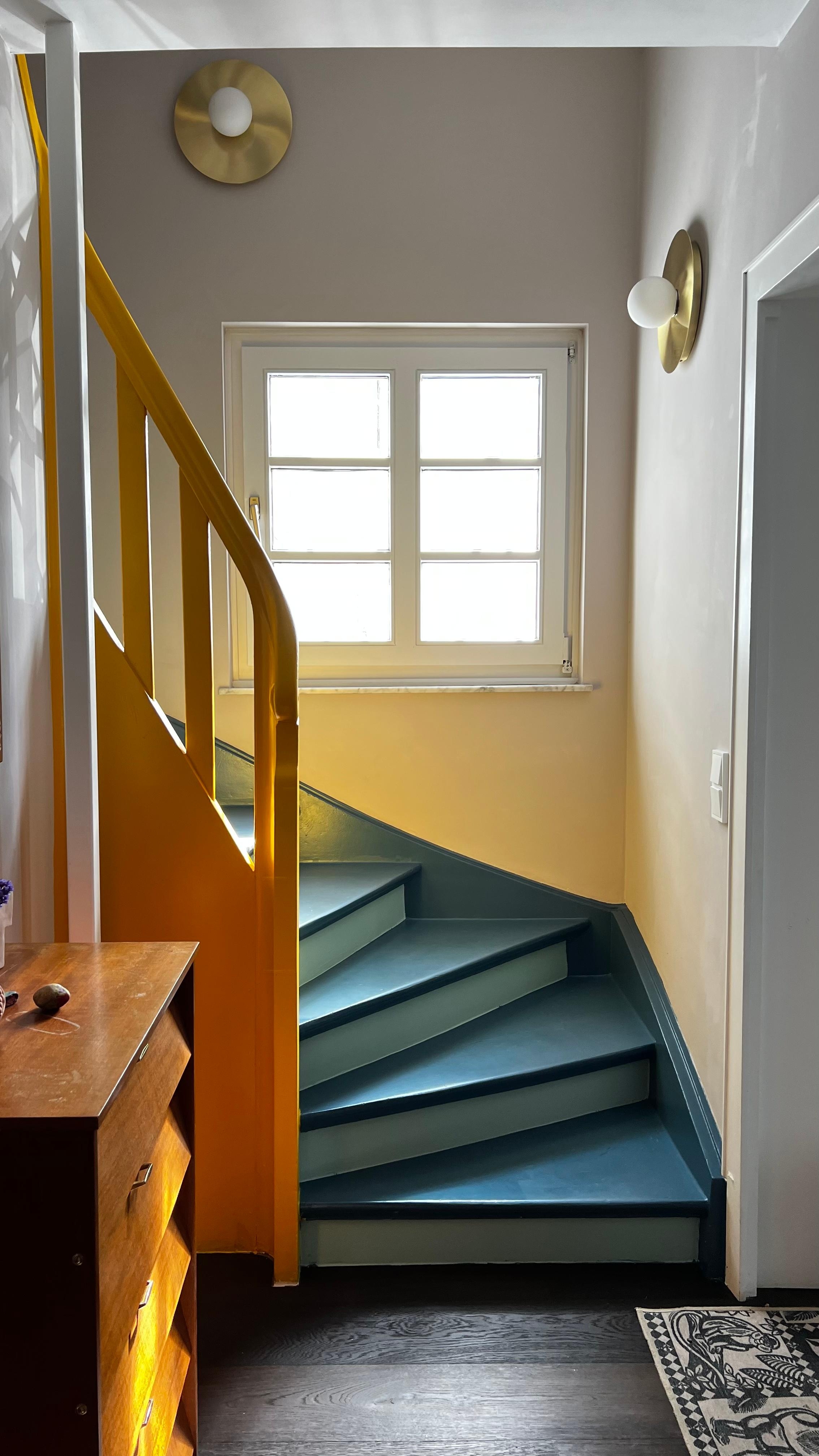 Unser Treppenhaus hat letzten Sommer einen etwas gewagteren Anstrick bekommen #treppenhaus #farbenfroh 