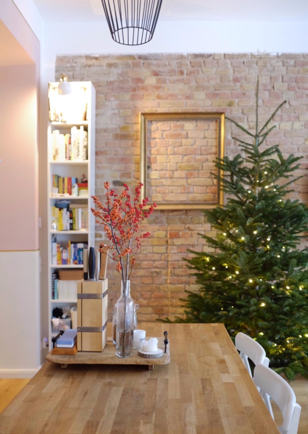 Unser Weihnachtsbaum. 🥰 Allerdings noch nicht fertig geschmückt. #wohnzimmer #backsteinwand #altbau