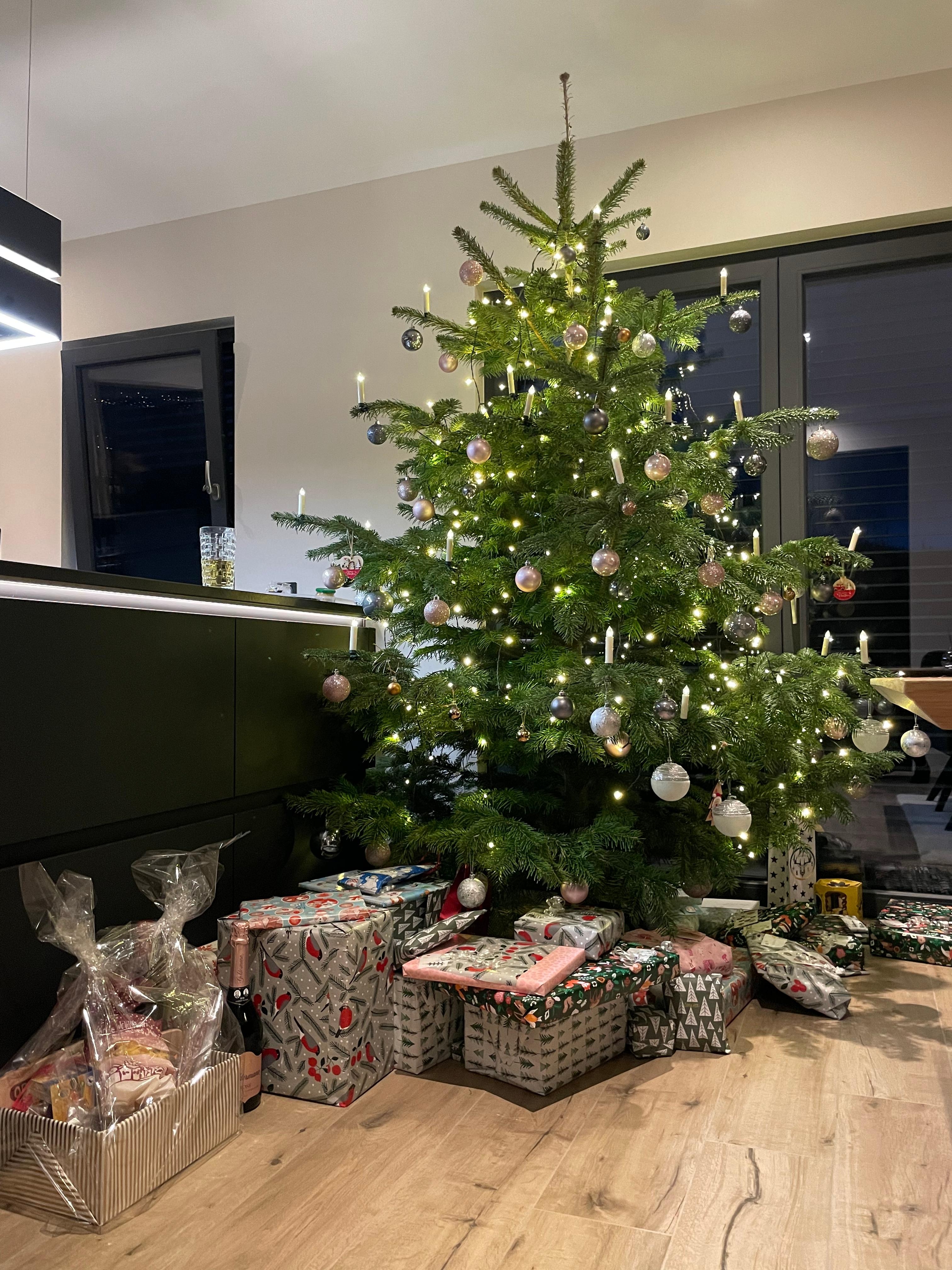 Unser Weihnachtsbaum 🎁

#weihnachten #geschenke #küche #wohnen #interior #holzfliesen #hausbau #einrichten 