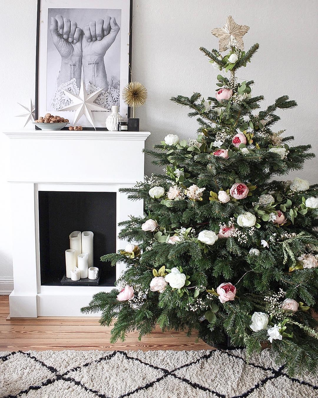 Unser #Weihnachtsbaum in der blumigen #DIY Variante.
#xmas #weihnachten #weihnachtsdeko #blumen #kamin #boho 