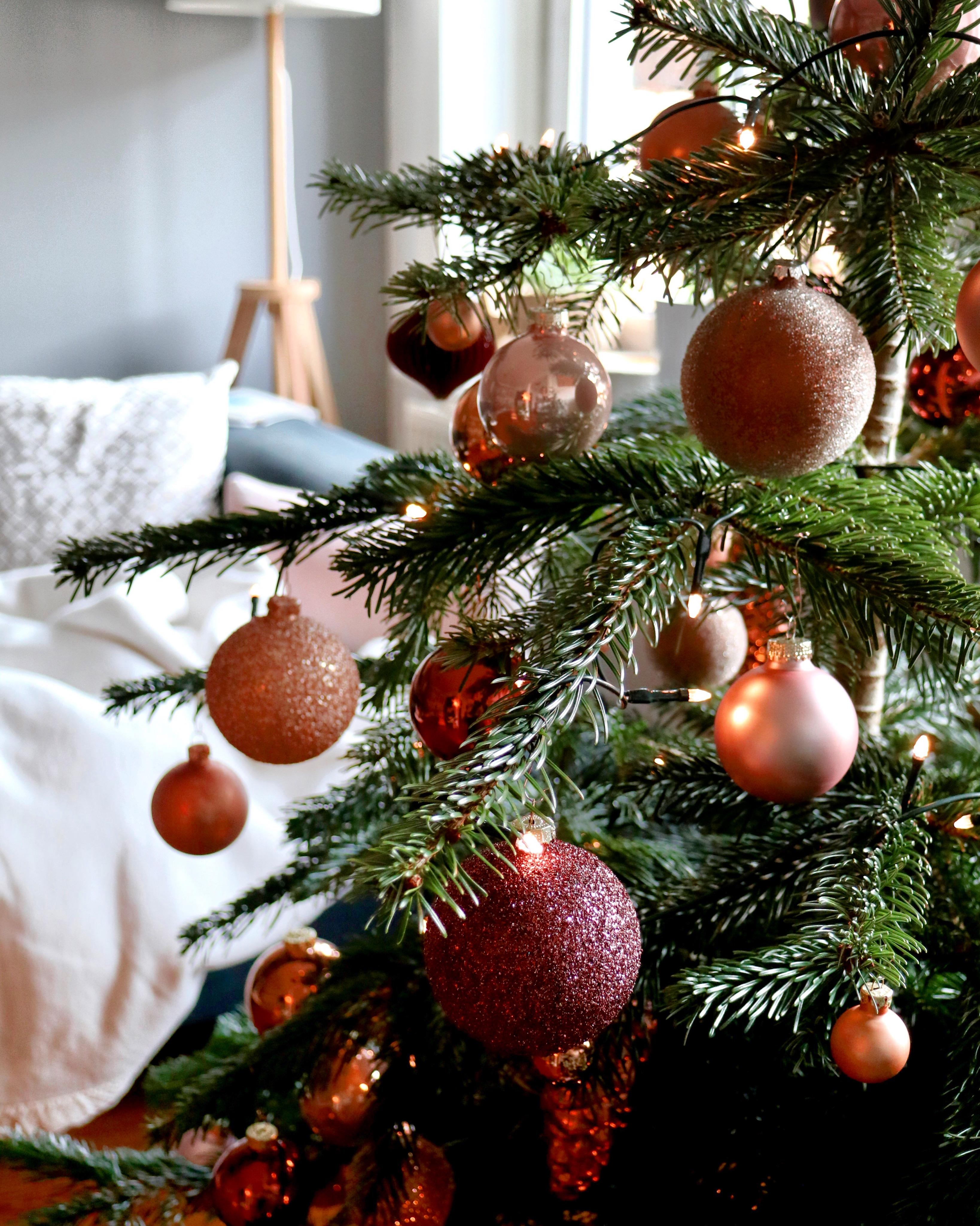 Unser #weihnachtsbaum in #kupfer #rosé und #bordeaux
#weihnachtsdeko #baumschmuck