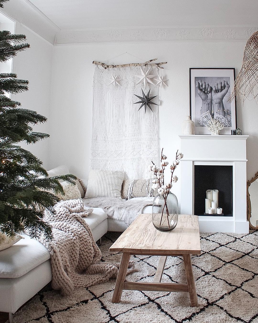 Unser #Weihnachtsbaum steht schon und wird am Wochenende geschmückt. #HYGGE #wohnzimmer #cozy #boho  #altbau #kamin