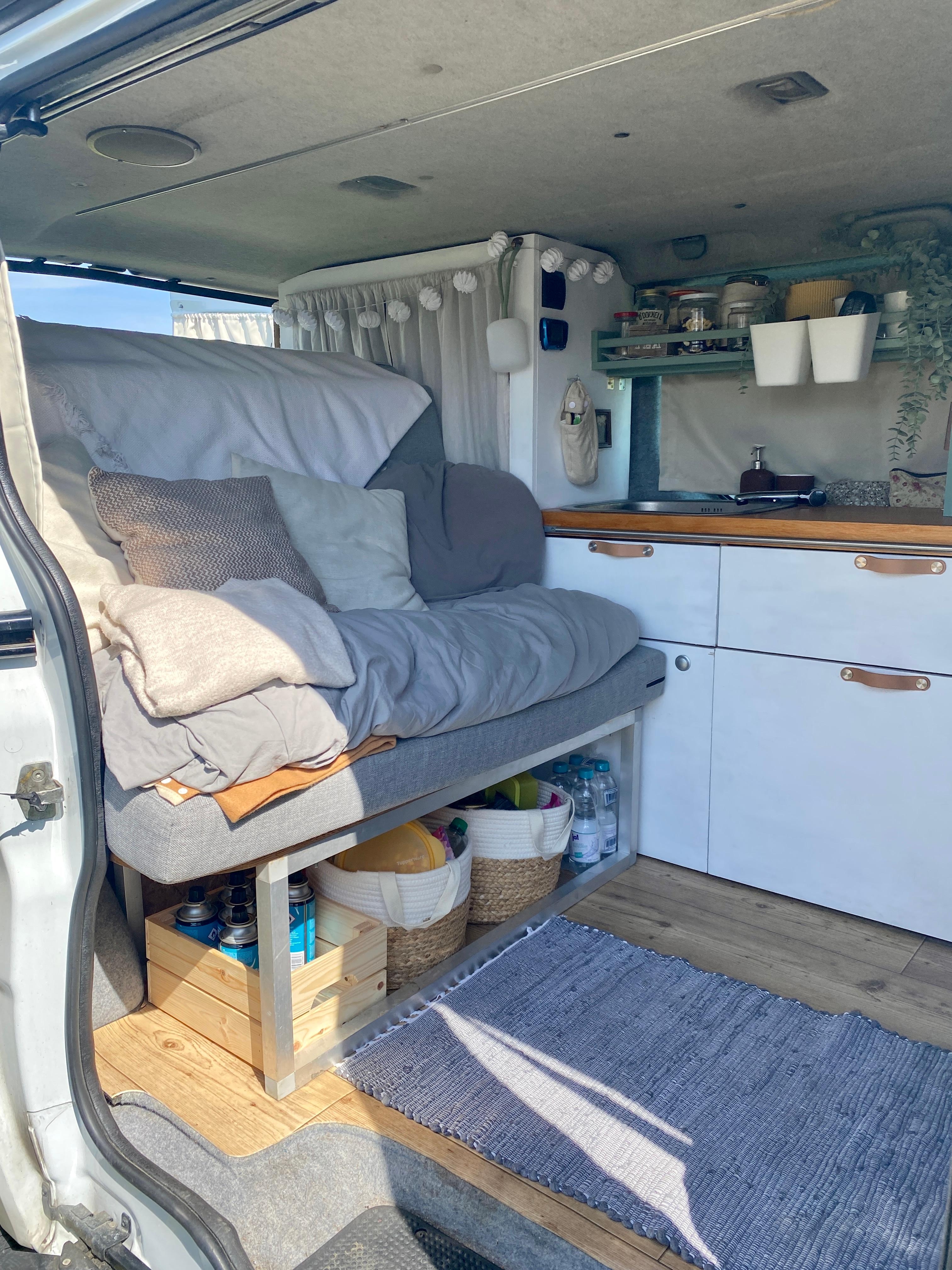 Unser Wohn- und Schlafzimmer sowie Küche für unterwegs 🚐 #vanlife #camper #boho #cozy #microcamper #outdoorliving 