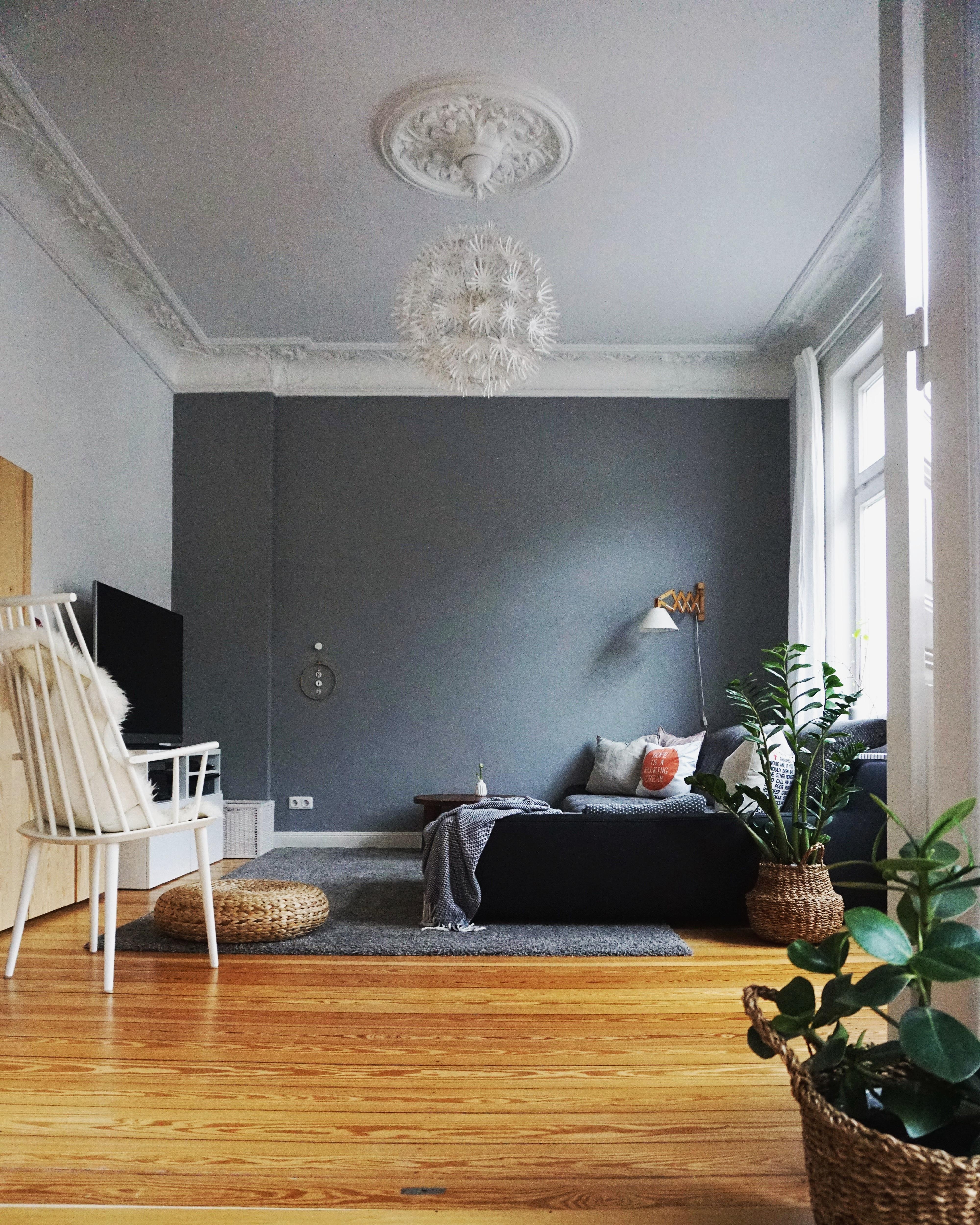 Unser Wohnzimmer 😊 #wohnzimmer #altbau #altbauliebe #couch #stuck 