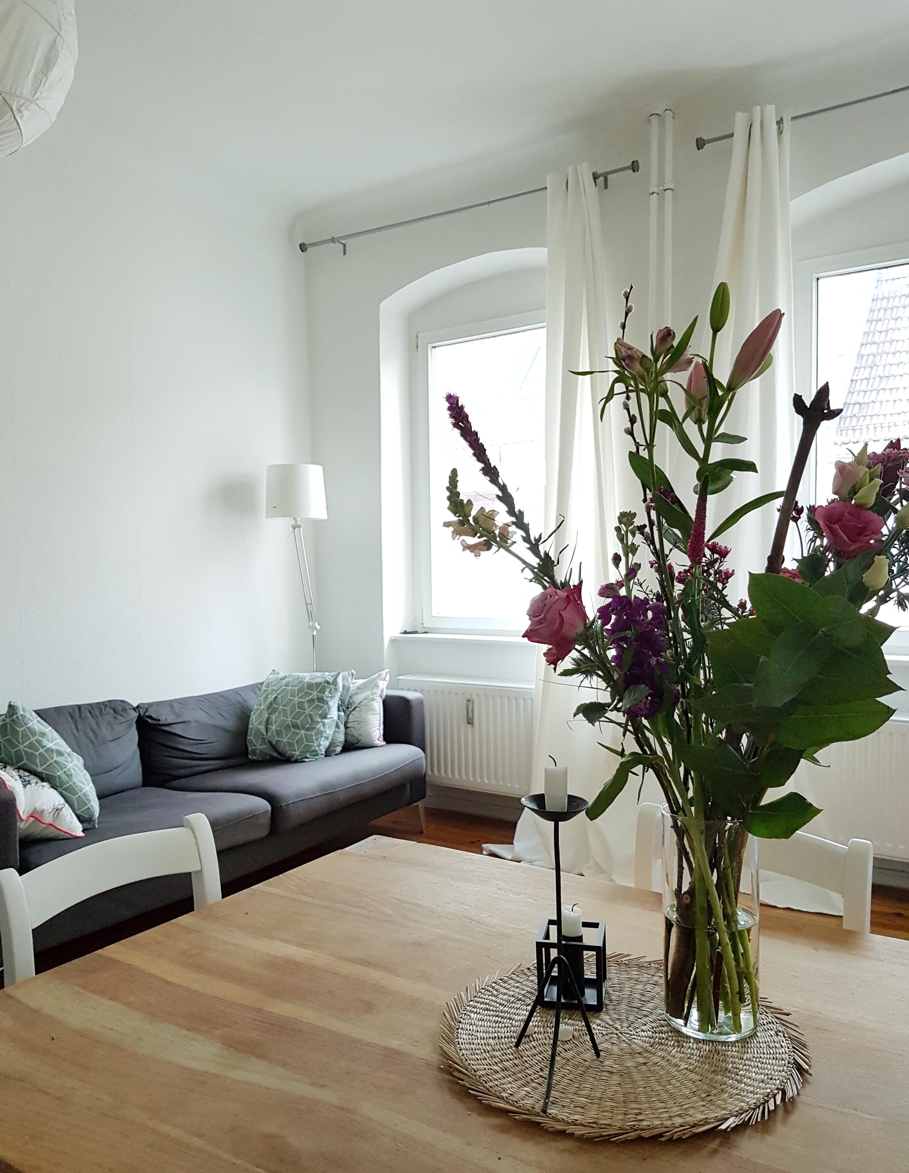 Unser Wohnzimmer 💕 #Wohnzimmer #livingroom #Altbau #Blumen #Blumenliebe #hygge #cozy