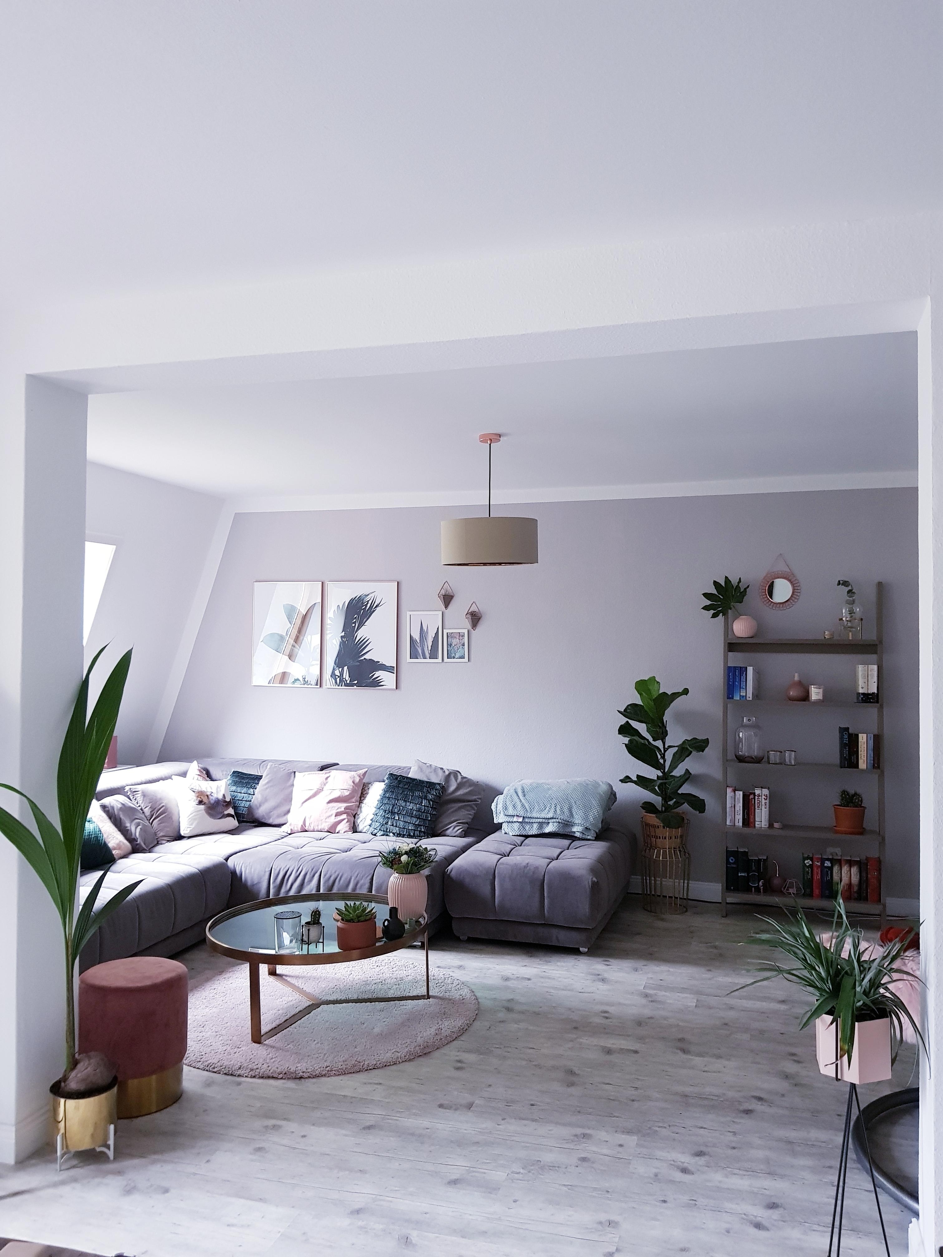 Unser Wohnzimmer hat ein bisschen Farbe bekommen 😍 #wohnzimmer #couchstyle #livingroom 