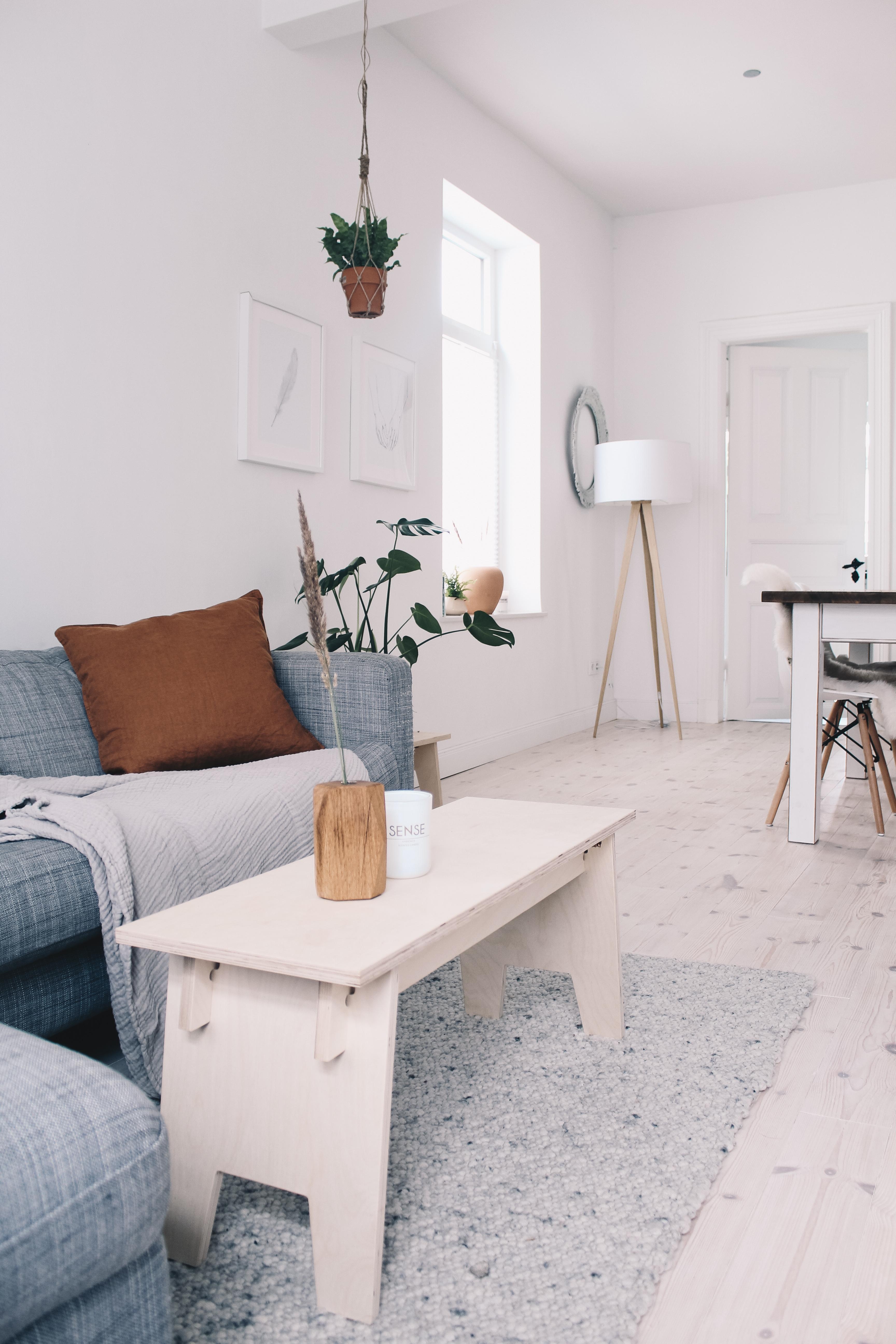 Unser Wohnzimmer im Scandi Look.
#holzbank #sofa #altbau #minimal