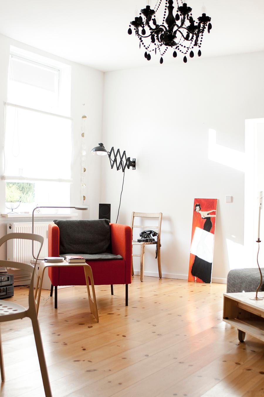Unser Wohnzimmer im Sonnenschein.
 #neuhier #wohnzimmer #vintage #kronleuchter #midcentury #kaiseridell #altbau