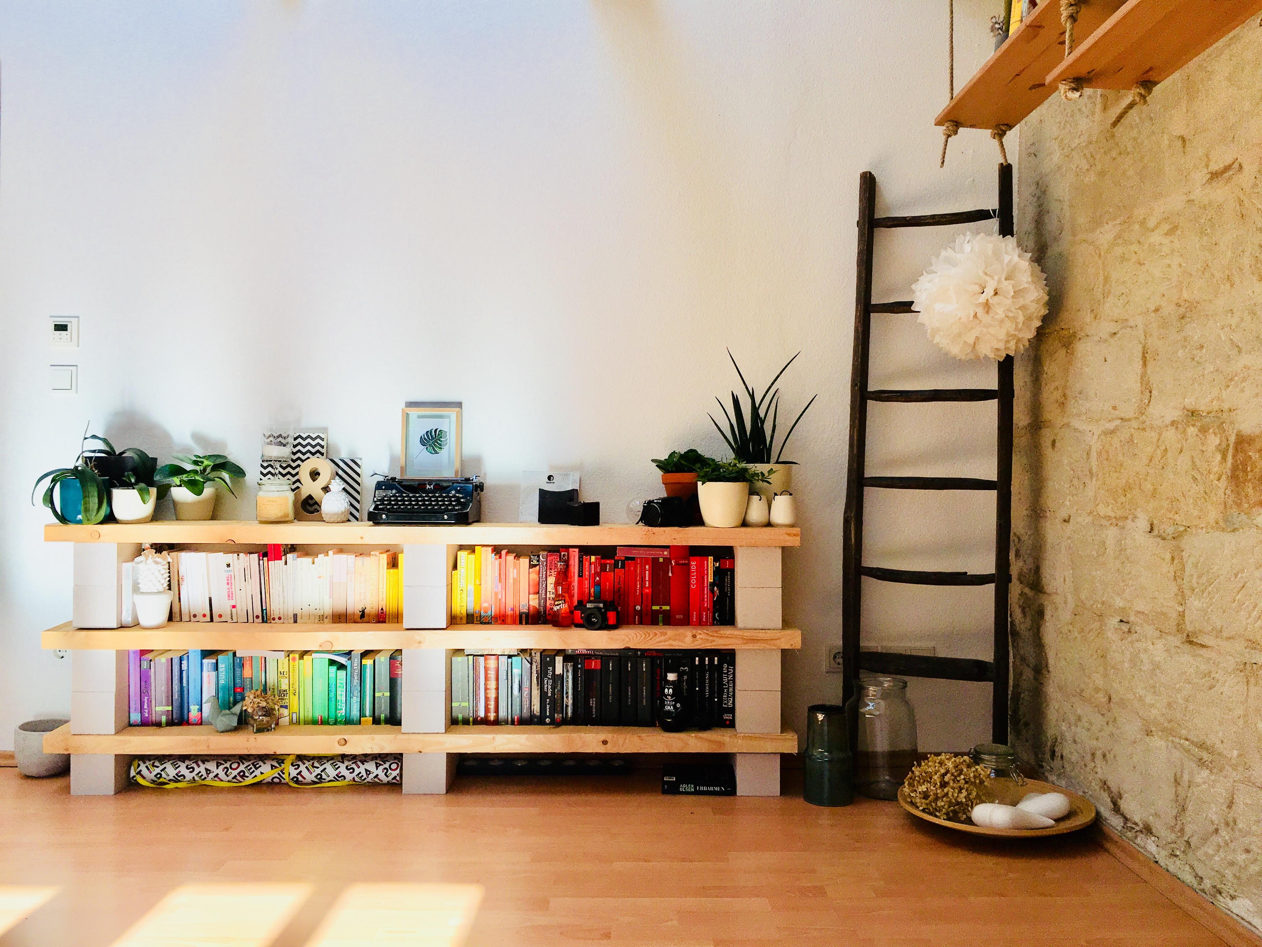 Unser #wohnzimmer mit dem #diybücherregal 💪 Bücher nach Farbe sortieren, Sonne an, fertig! #shelfie #mulberryloudresden