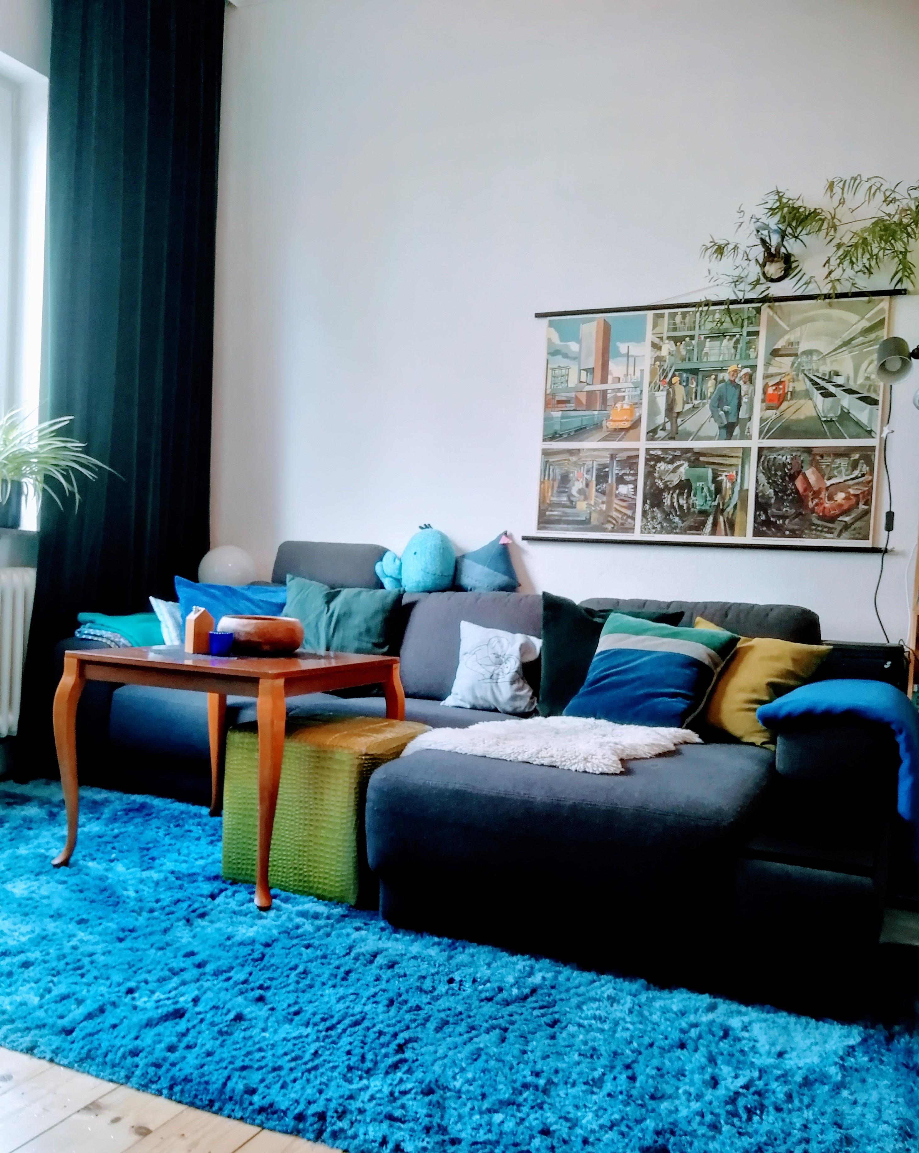 Unser #wohnzimmer mit dem viel behüpften #sofa, dem kuscheligen #teppich & den selbstgenähten #vorhängen aus Samt.