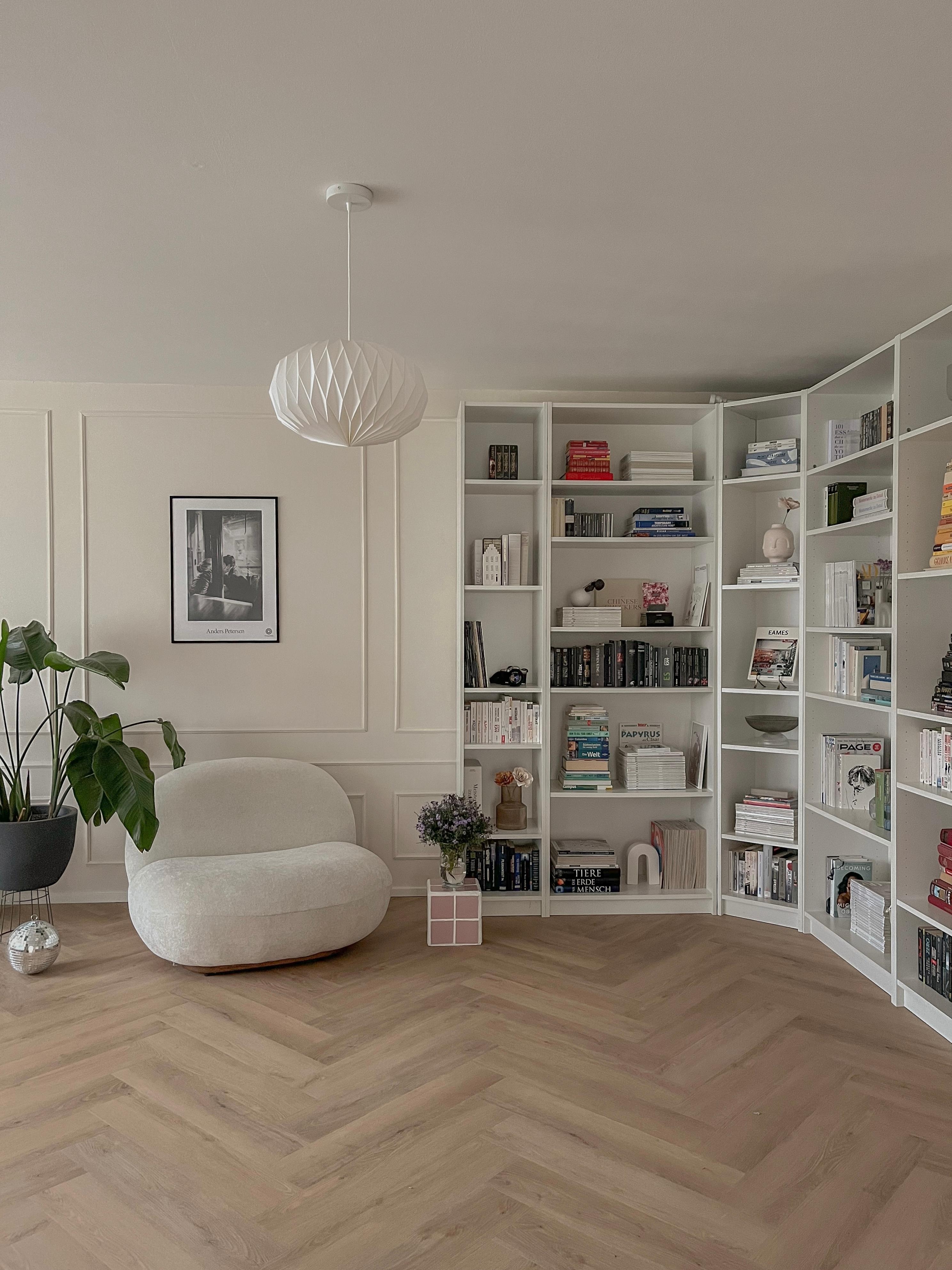 Unser #wohnzimmer mit der #ikea #billy #leseecke und unserem kleinen #diy #beistelltisch 
#fischgrätvinyl #bücher #bücherwand #regale #bücherregal #sessel