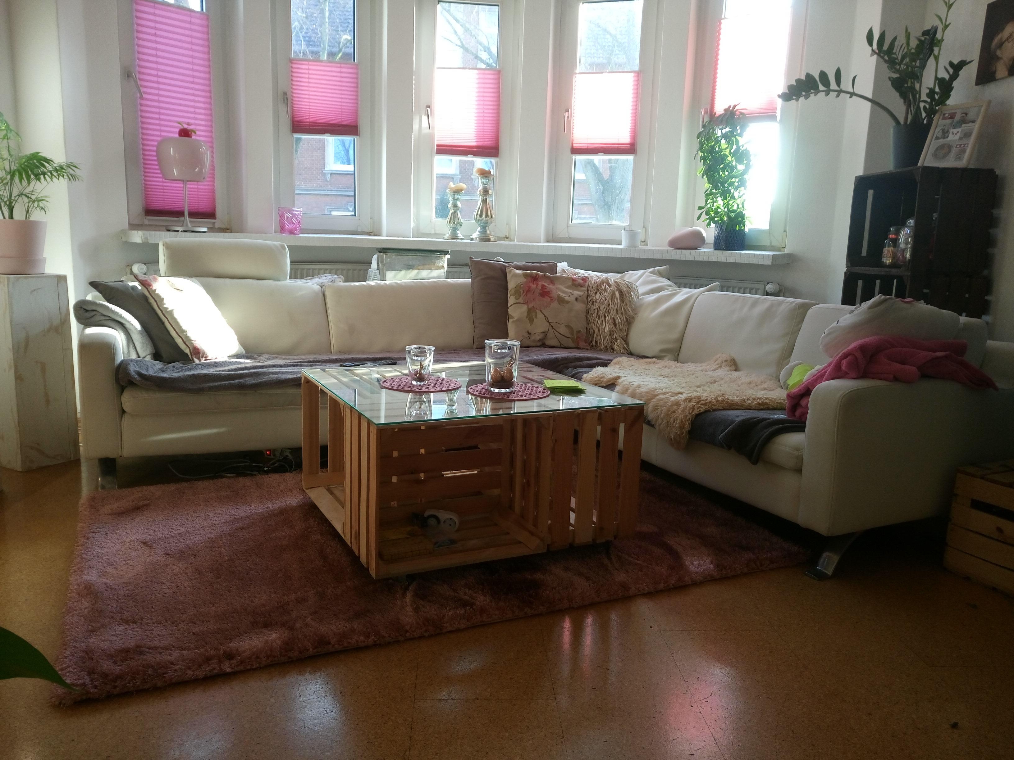 Unser wunderschönes #Wohnzimmer #weißes #Sofa mit #Plisees in #rosa #Tisch aus #obstkisten #diy #Teppich #Esprit 