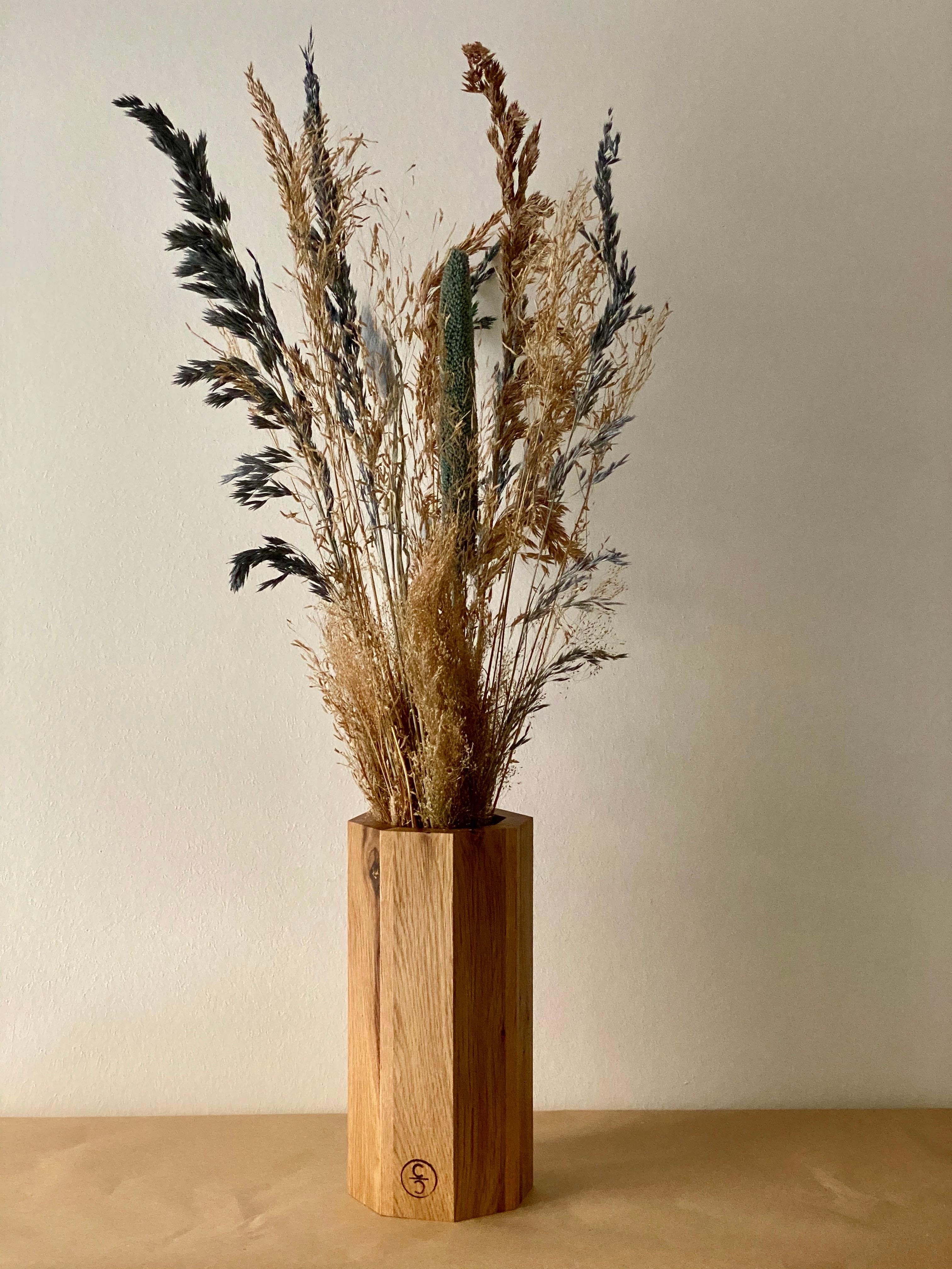 Unsere achteckige Holzvase "Ecki" in Kombination mit Trockenblumen ist ein echter Hingucker #vasenglueck #Vaseecki #vase