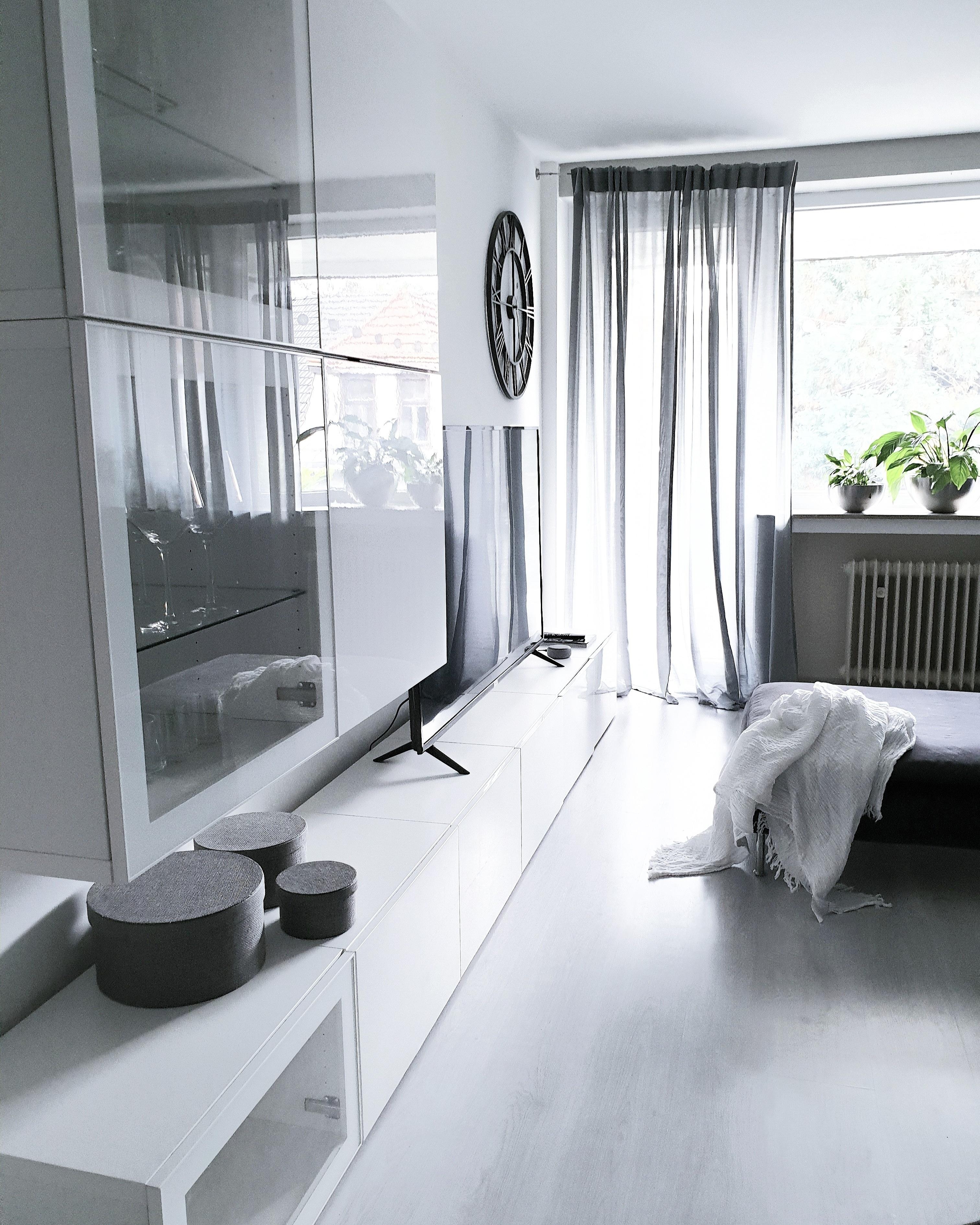 Unsere Bestakombination im Wohnzimmer 🙃
#wohnzimmer #wohnwand #besta #interior #söderhamn #minimalismus 