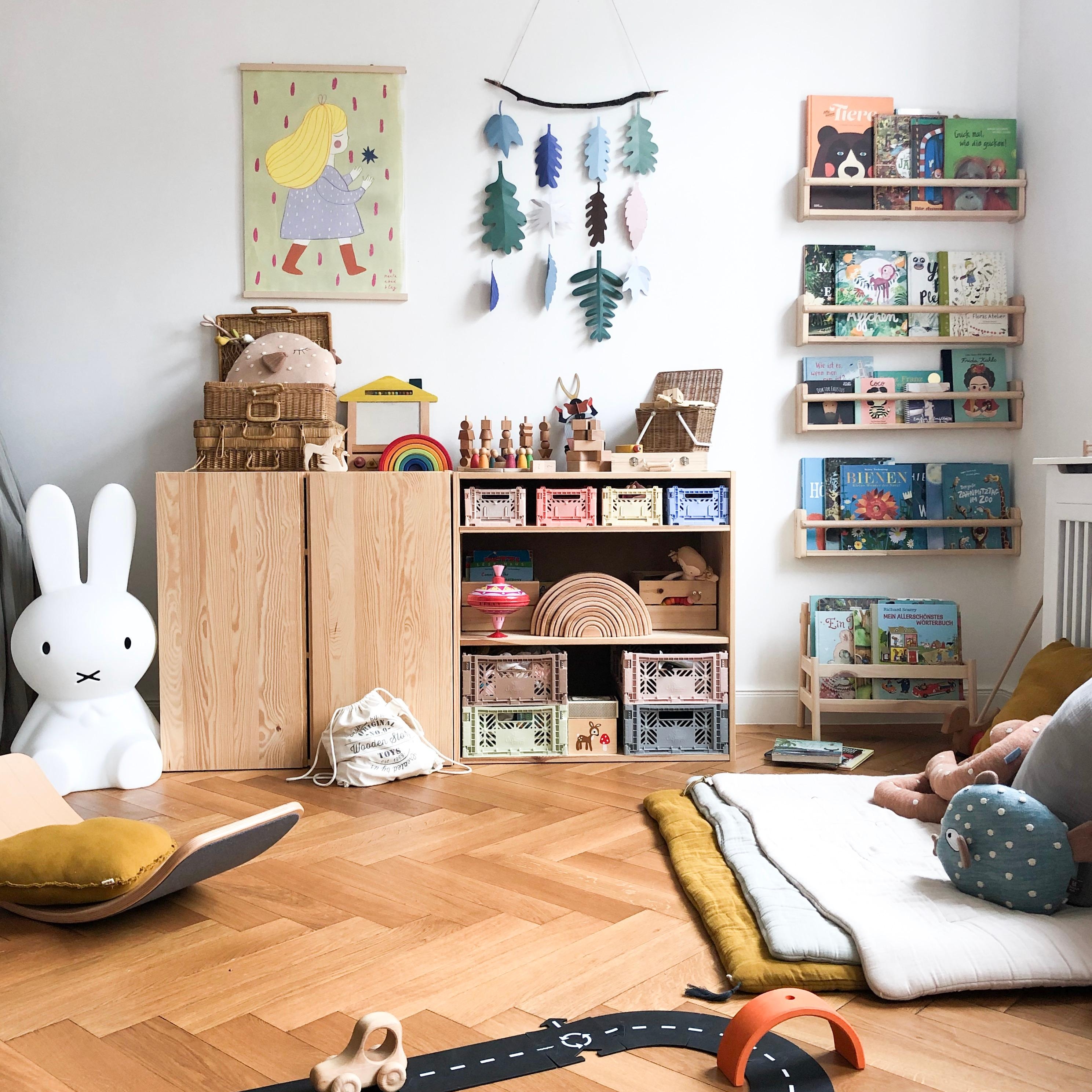 Unsere bunte Lese und Spielecke im #Kinderzimmer! #altbau #altbauliebe #farbenfroh #lesen 