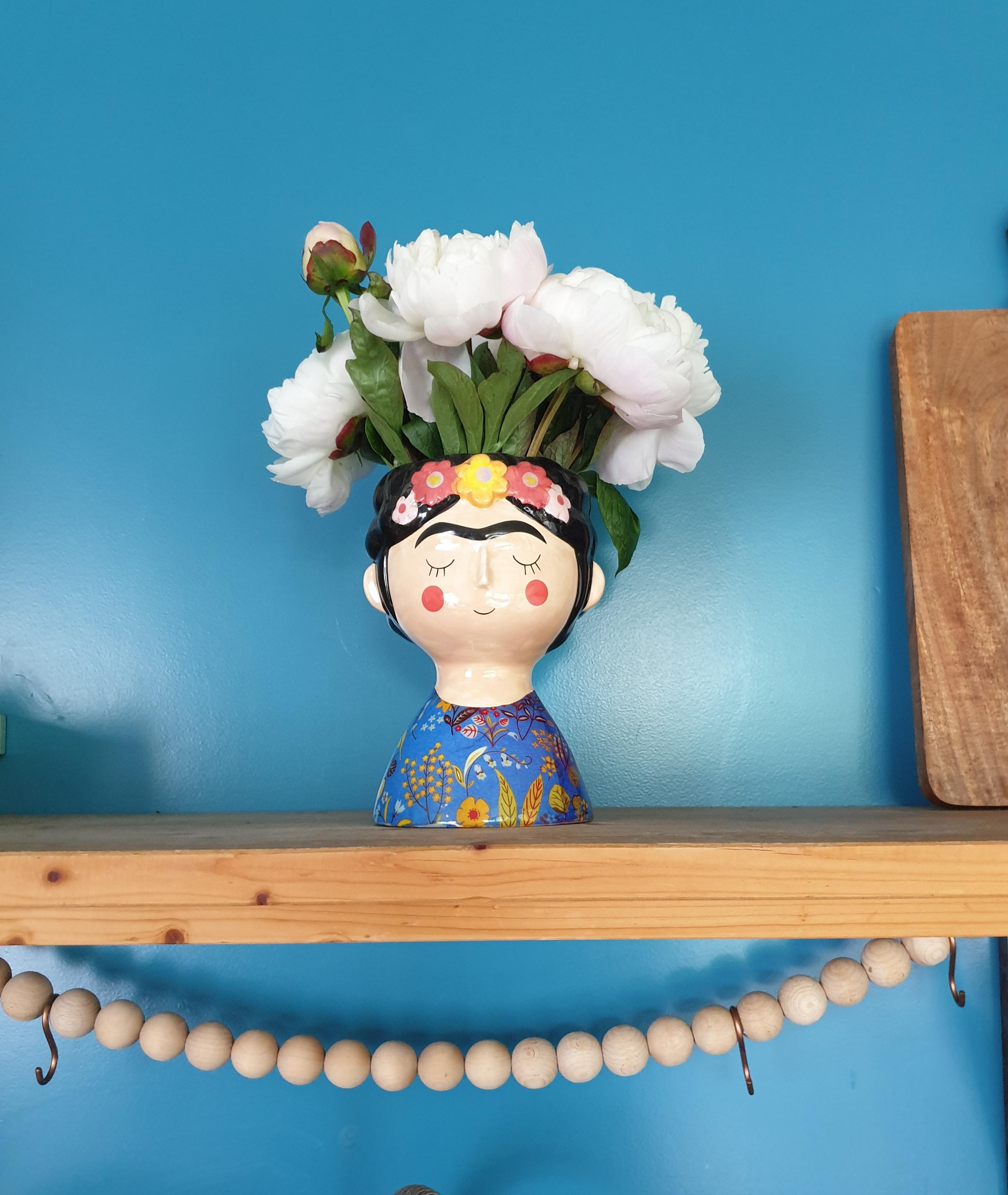 Unsere Frida hat endlich wieder mal Kopfschmuck bekommen..
#Vase#Blumenliebe#Regal
#Küchenregal