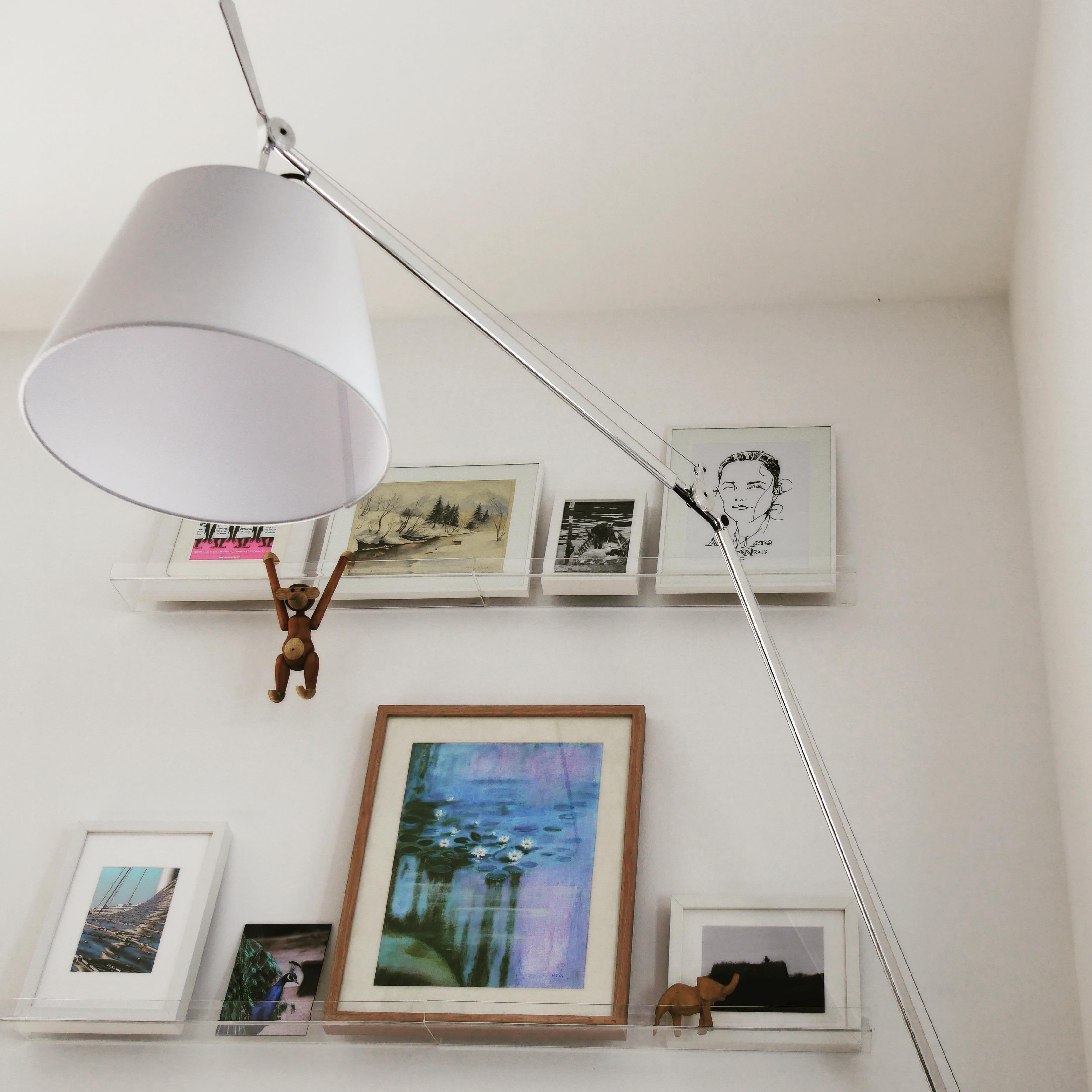 Unsere Galerie-Wand im #Wohnzimmer. Aktuell mit Bildern von Opa, Uropa und Urlaubserinnerungen. #artemide #kaybojesen  
