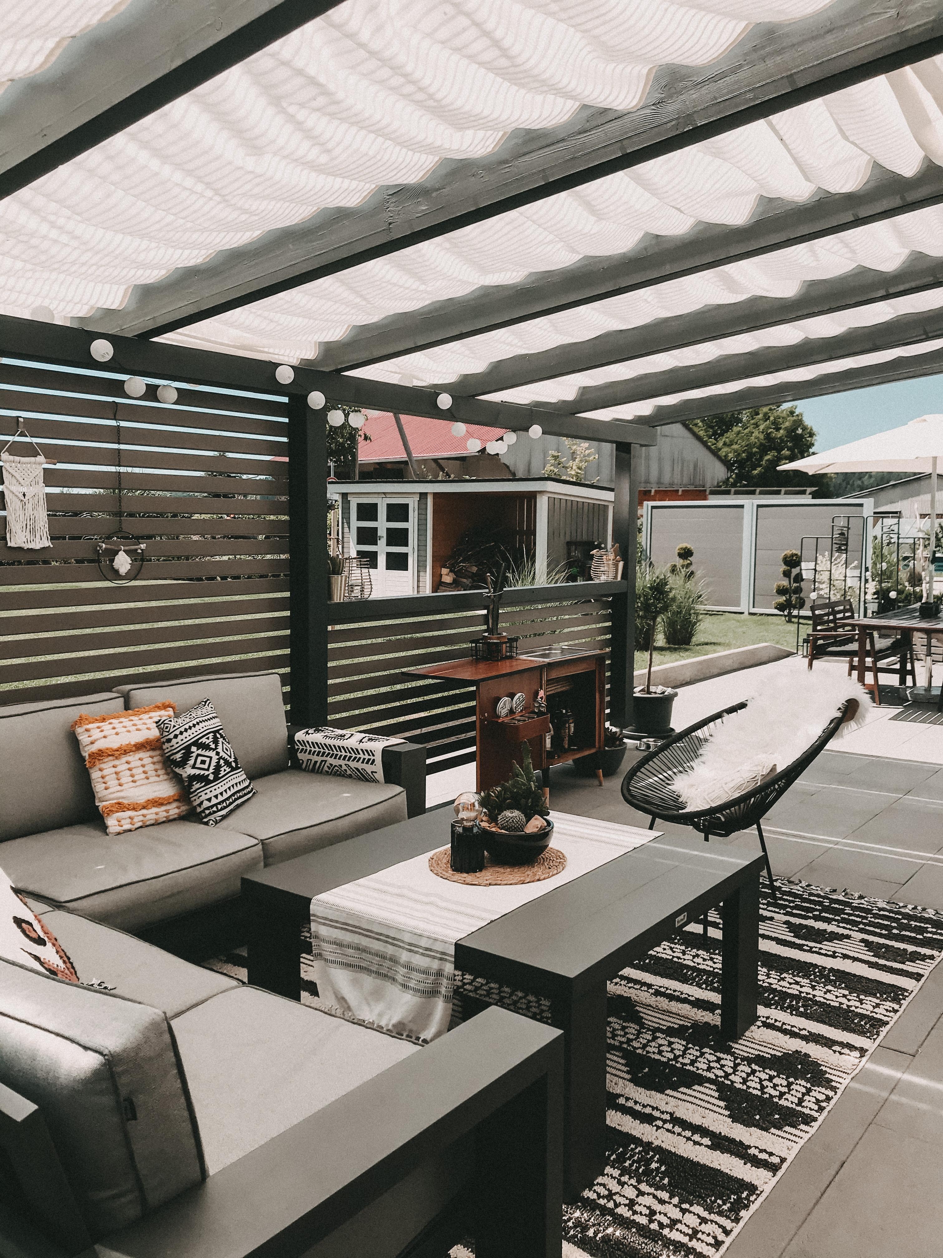 Unsere geliebte #terrasse hat endlich eine Überdachung! Wie findet ihr es? #bohostyle #outdoor #garten #lounge