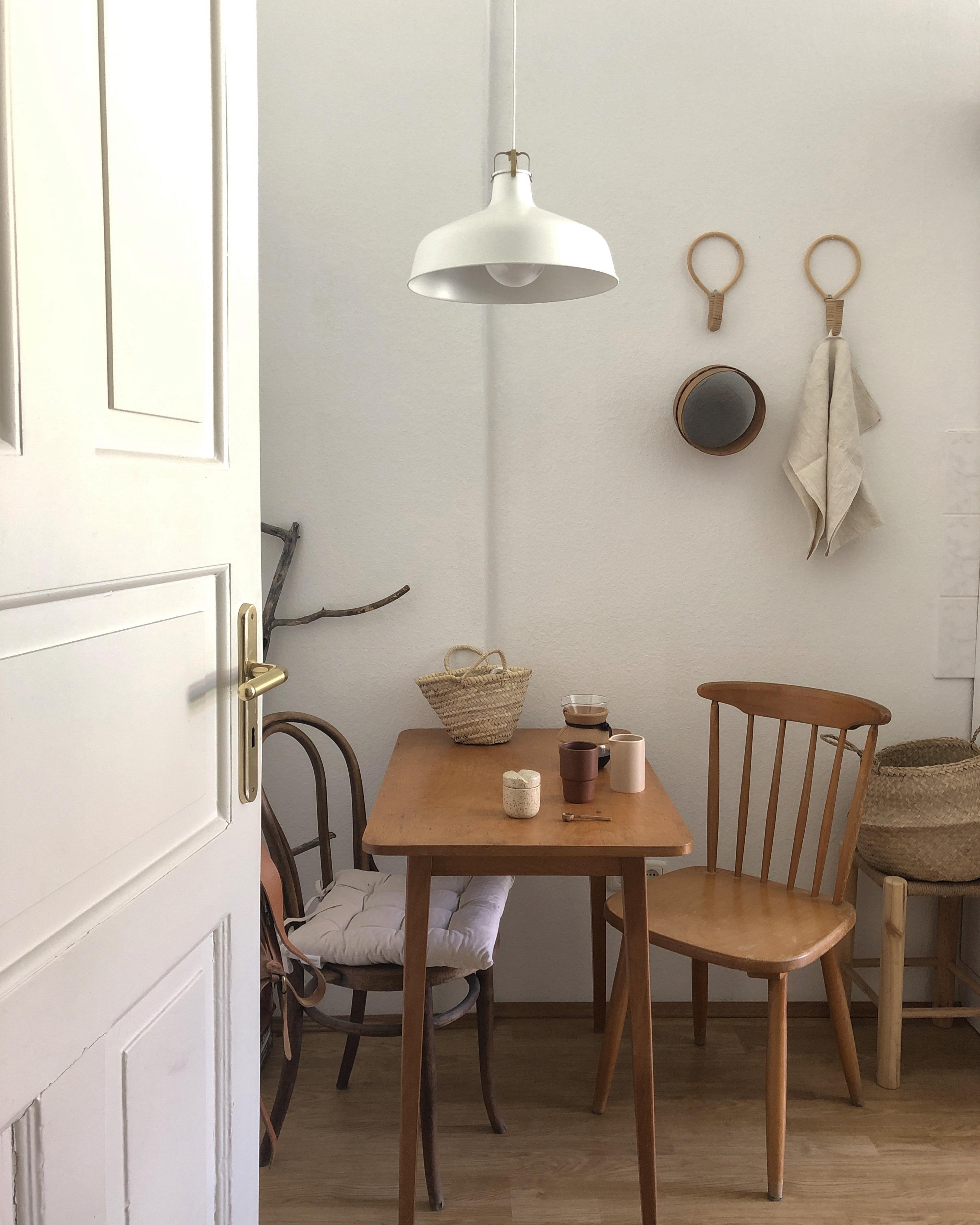 Unsere kleine Sitzecke in der Küche. #essecke #sitzecke #altbau #gemütlich #holz #minimalistisch 