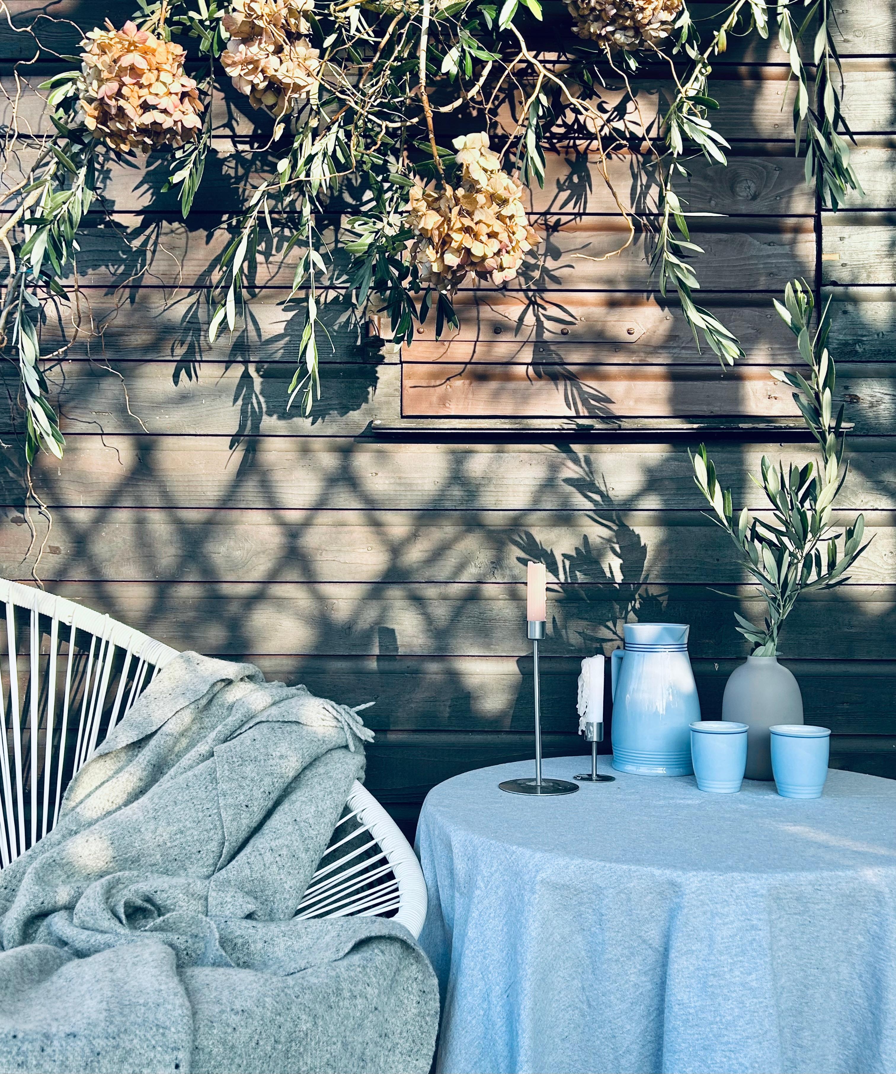 •Unsere Kleingarten-Terrasse im Winter•

#kleingarten #zweige #trockenblumen
#schwebenderast
#gartenideen #gartenmöbel #olivenzweige