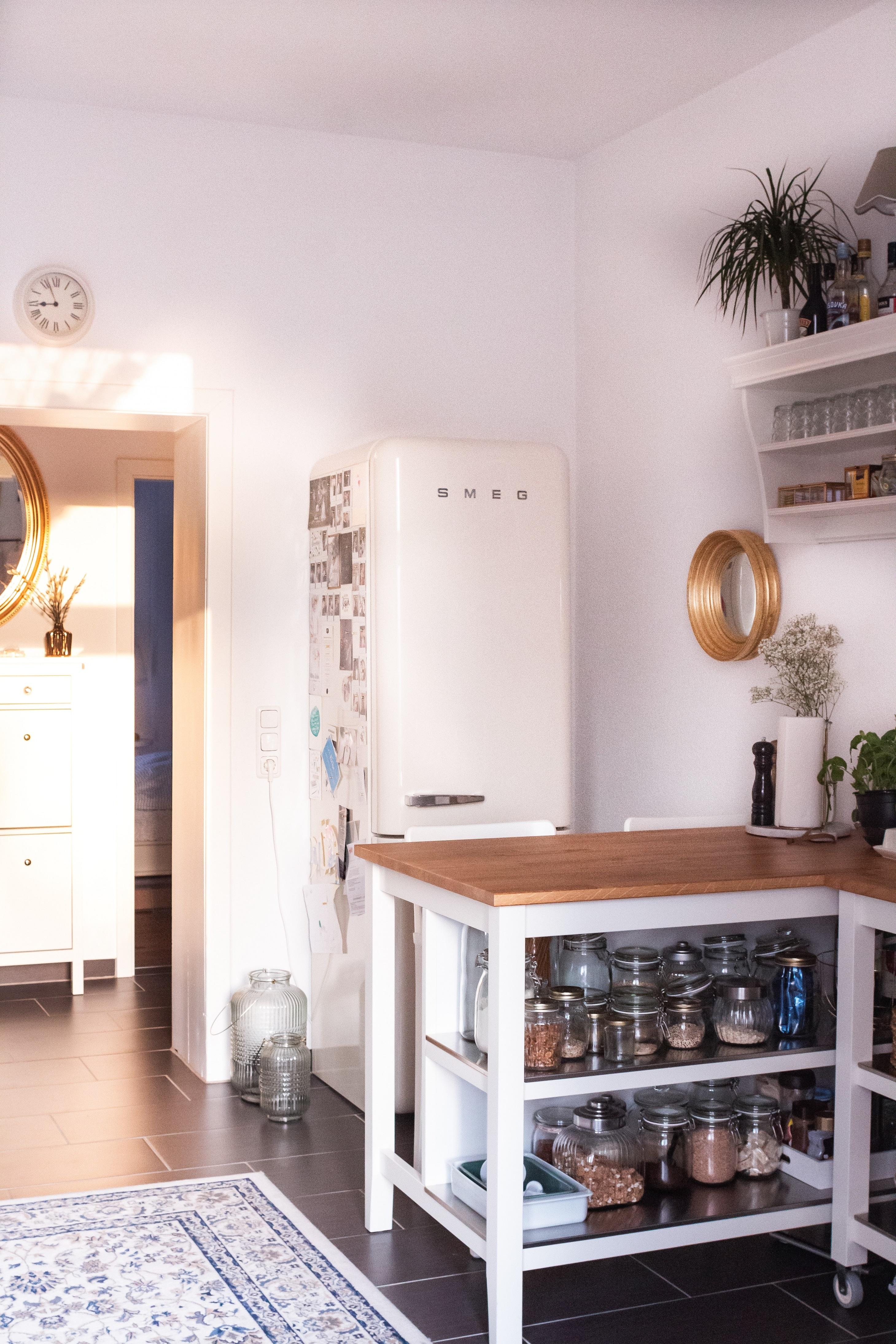 Unsere Küche. 
#andereseite #kitchen #smeg #home #küche #offeneküche #cozy 