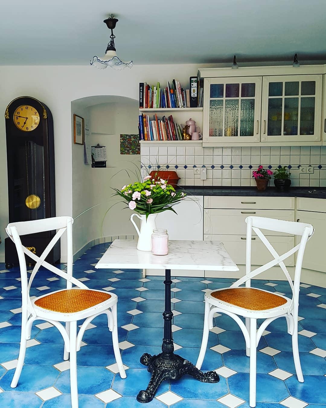 Unsere Küche freut sich über ein paar Blümchen. Und wir auch😊🌸 #küche #landhausstil #vintage #blumenvase 