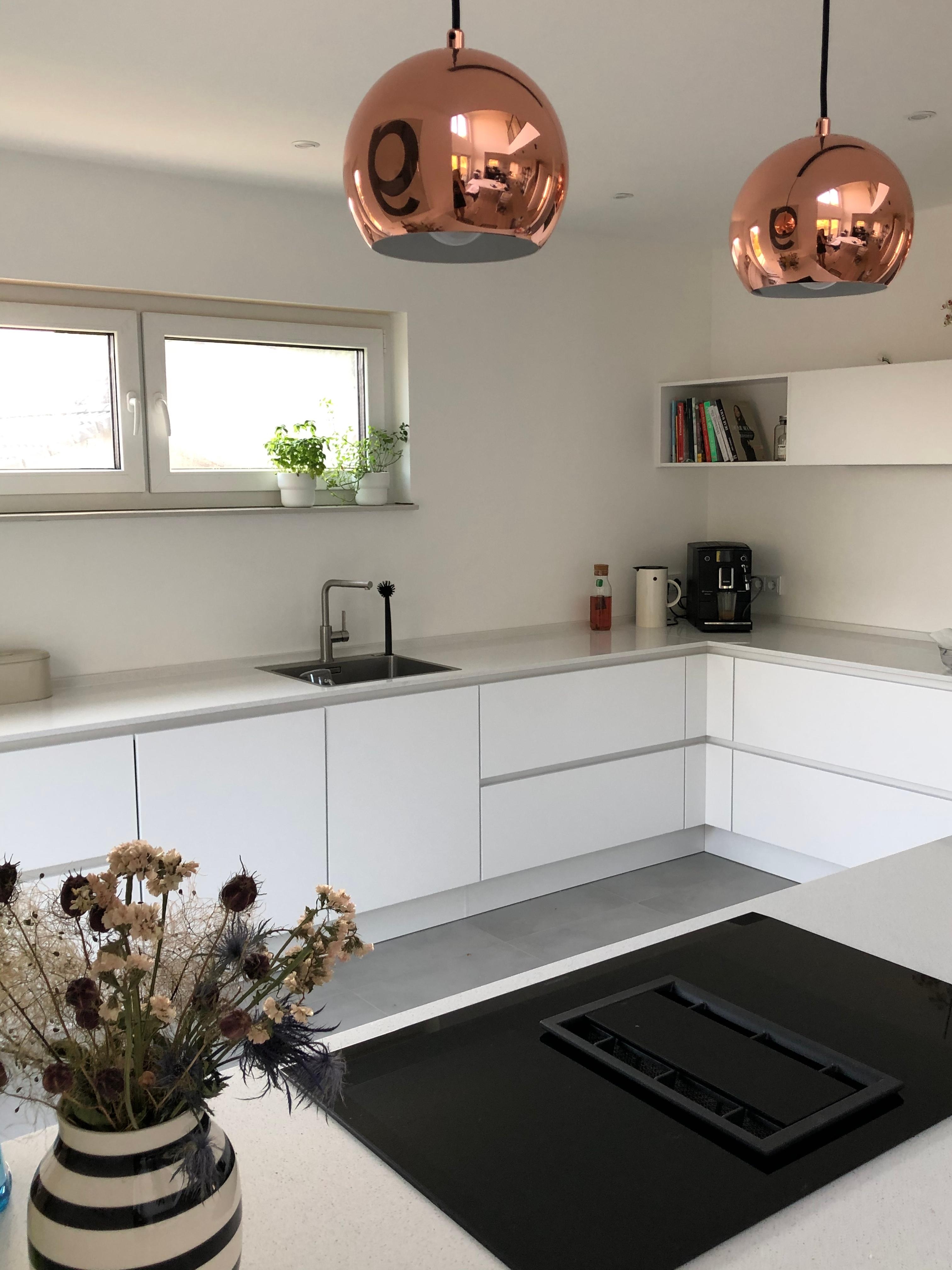Unsere Küche... ganz in weiß, auch die Arbeitsplatte aus Quarzit. #quarzitarbeitsplatte #kupferlampen #kupfer #skandi