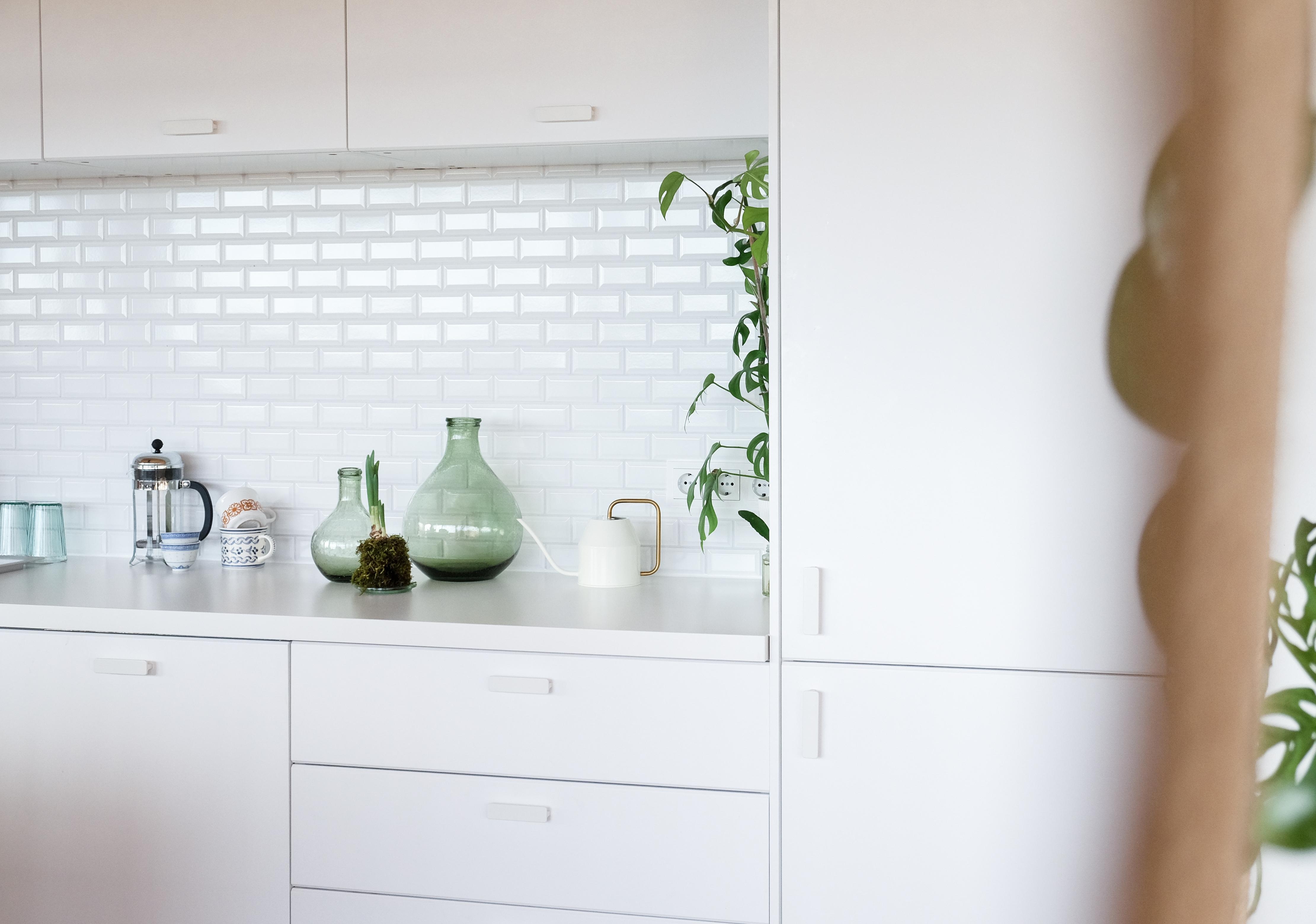 Unsere Küche, ganz in weiß mit Metrofliesen. #livingchallenge #küche #couchliebt