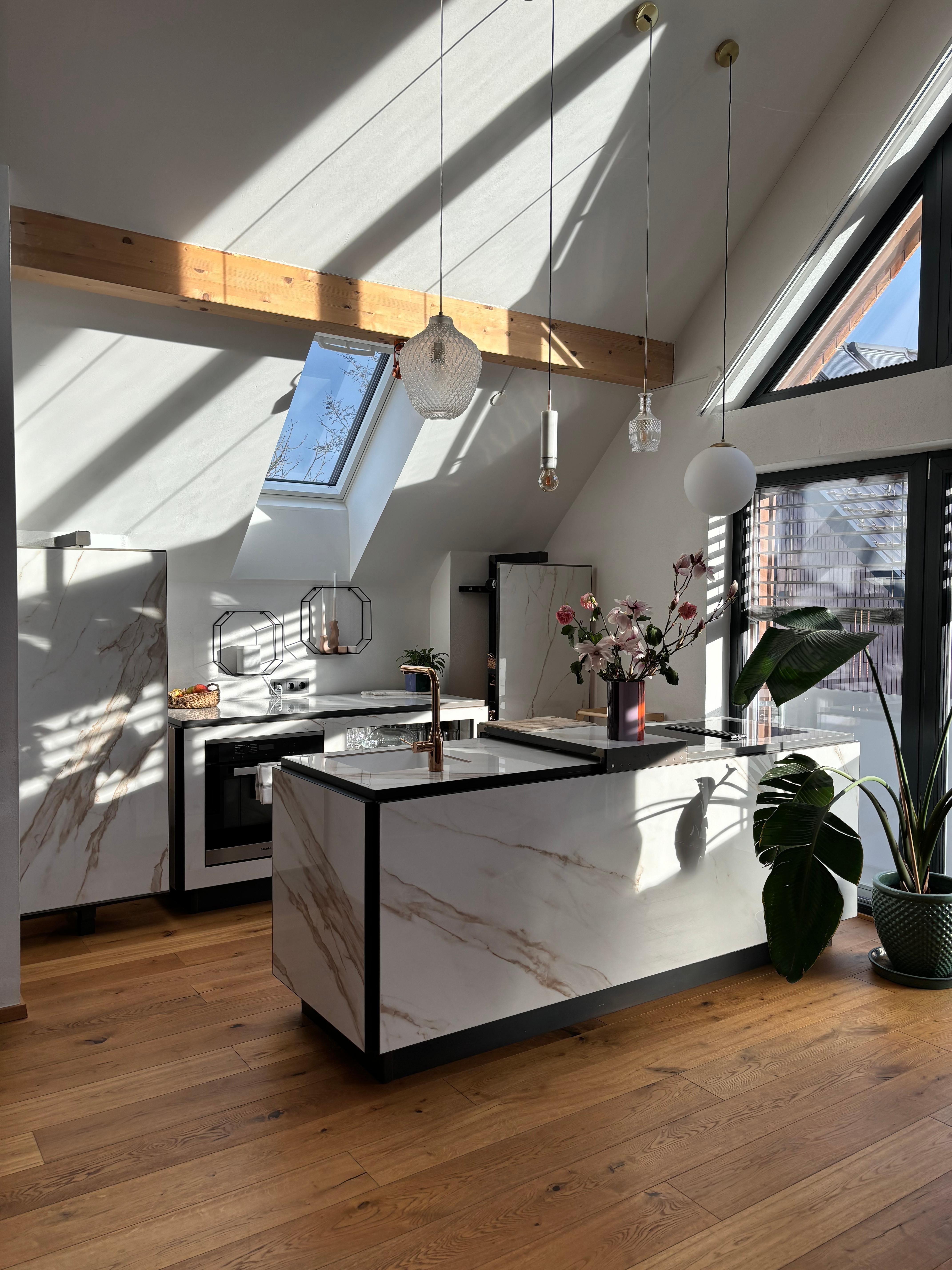 Unsere Küche. Großzügige Fenster bringen viel Sonnenlicht in die Küche, und die warme Atmosphäre ist unbezahlbar. 
