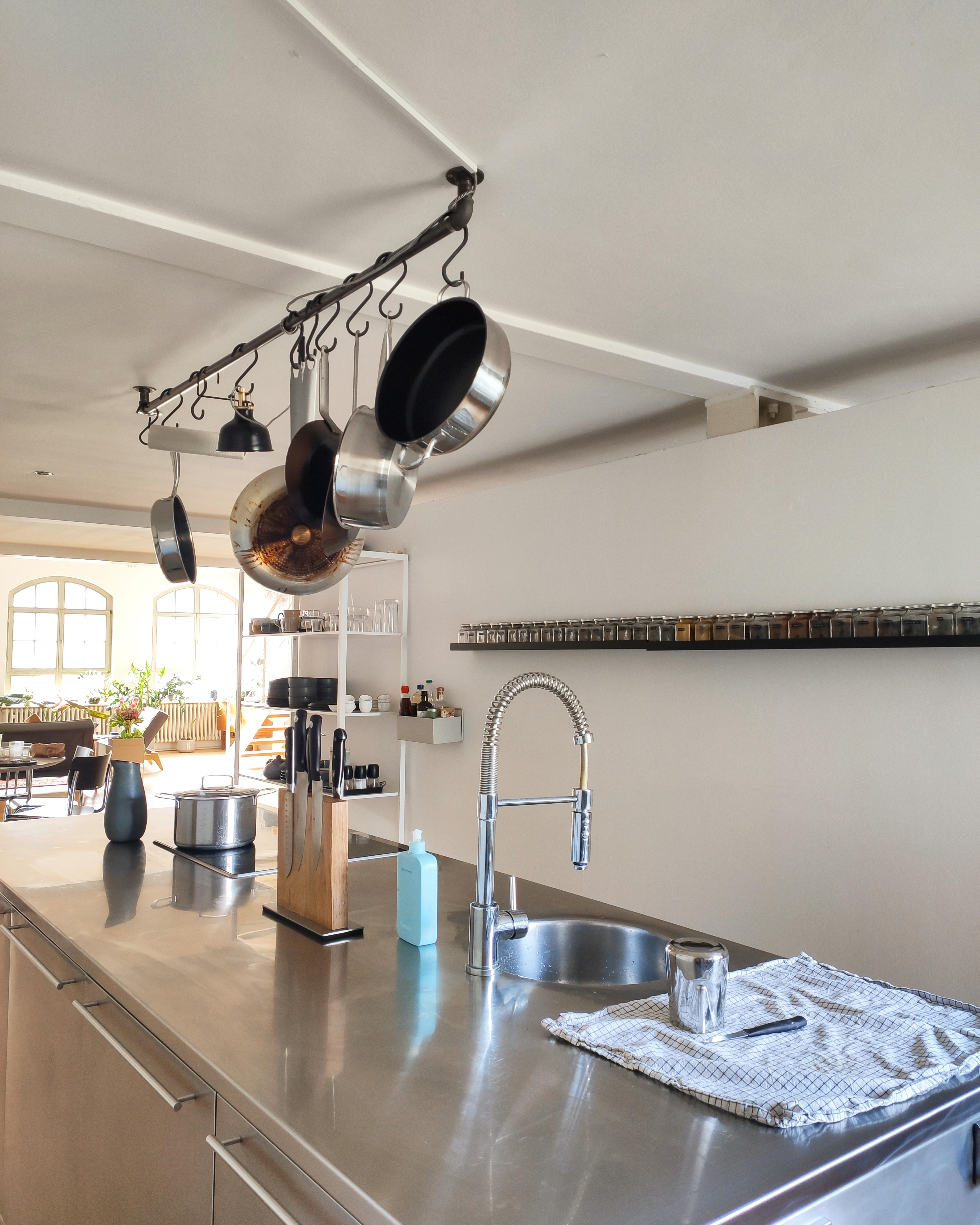 Unsere Küche ist ganz in Edelstahl ✨

#küche #küchenblock #gewürzregal #regal #offeneküche