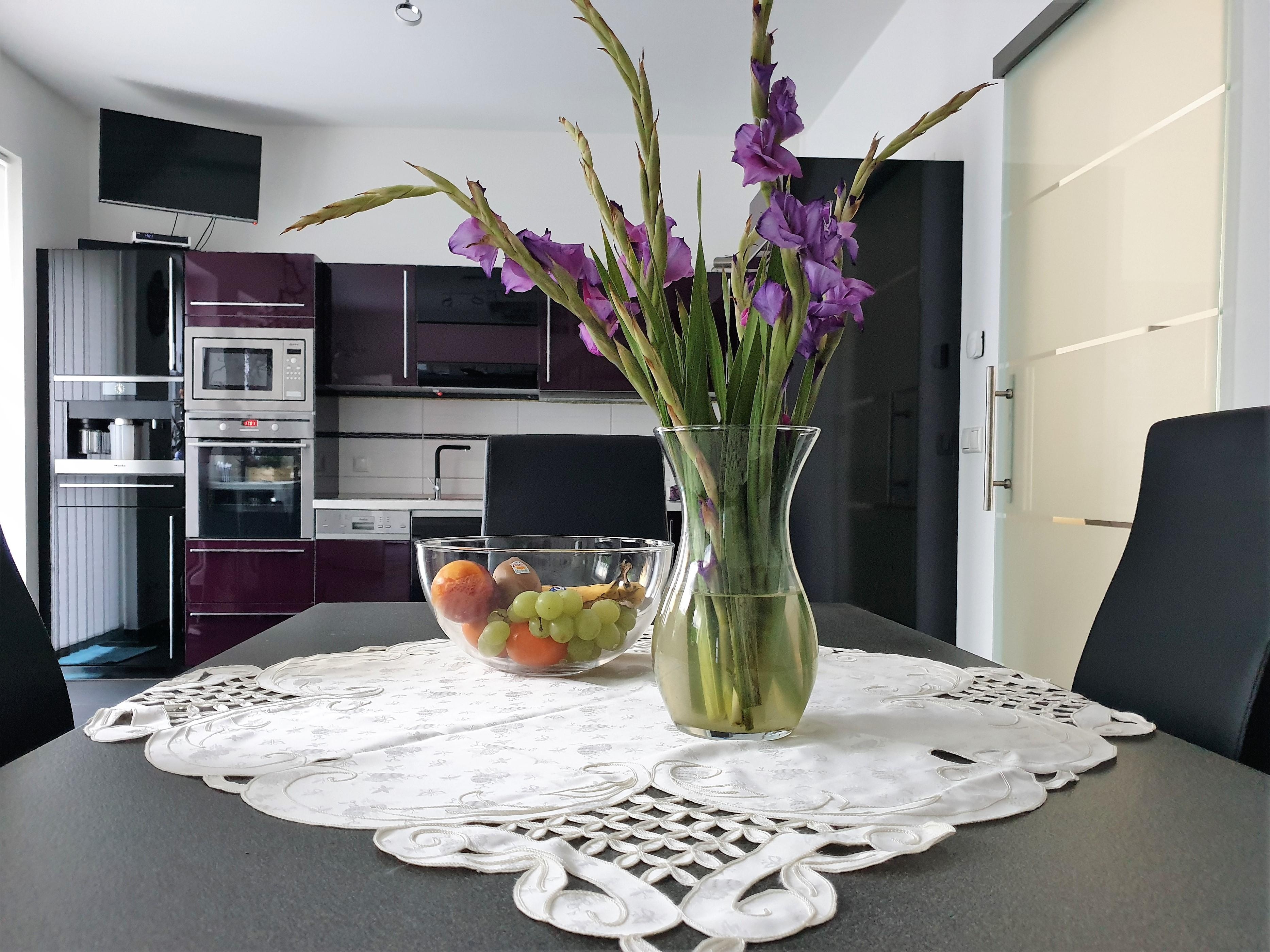 Unsere Küche ist modern in Flieder, dazu hole ich mir auch immer passende Blumen an den Esstisch #küche #livingchallange