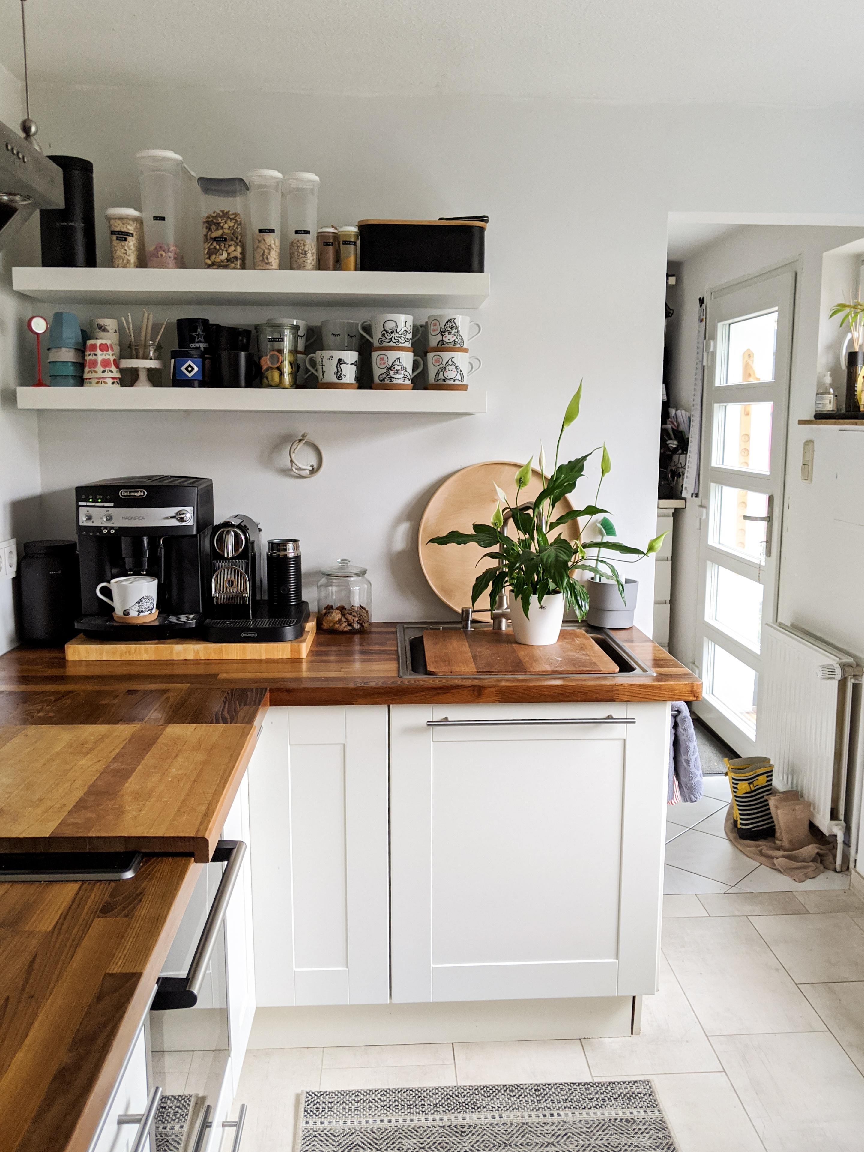 Unsere Küche mit den selbstbemalten Tassen,... Die Renovierung hat sich so gelohnt

#küche 
#renovieren 
#kaffeeliebe 