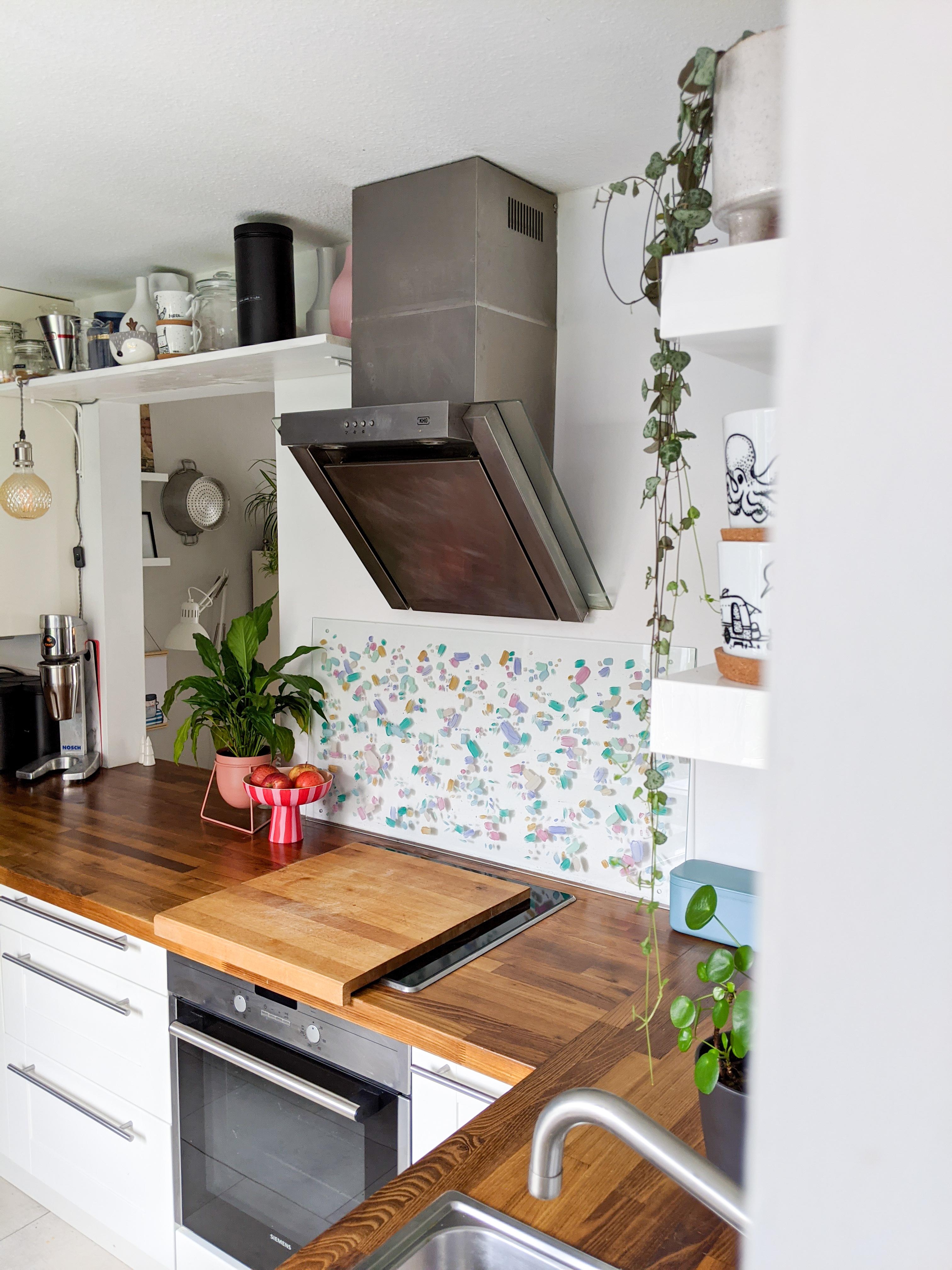 Unsere #küche mit neuer #diy #terrazzo Glasplatte #renovieren #kitchen #kitcheninspo #gemalt #weiss #holz #deko #pastell